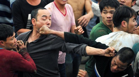Nhung pha tranh cuop kinh hoang o le hoi Hien Quan hinh anh