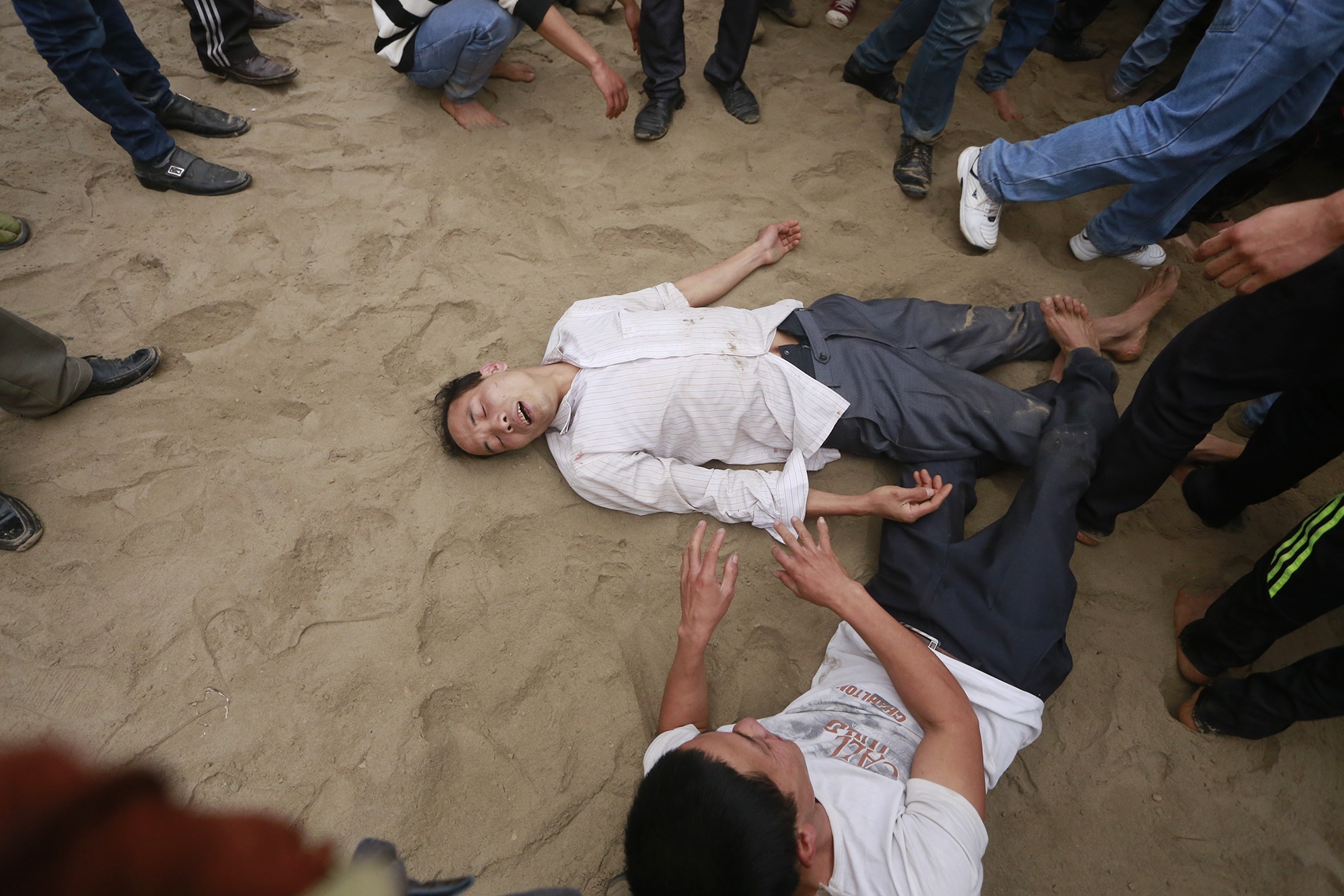 Hang nghin thanh nien lao vao tranh cuop qua phet hinh anh