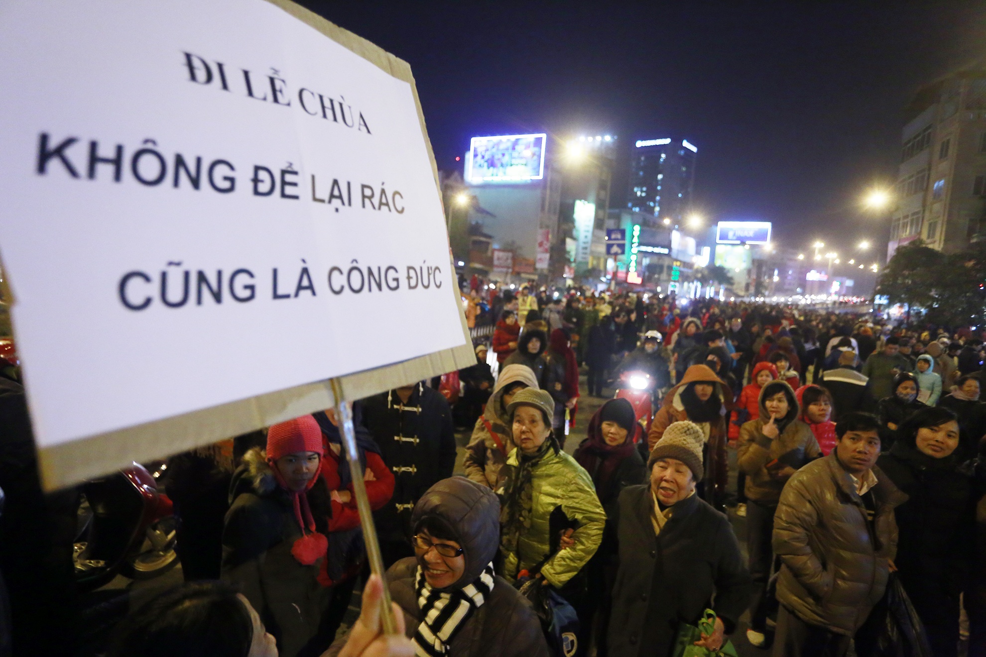 Gio bien canh bao nan xa rac tai le cau an ram thang Gieng hinh anh