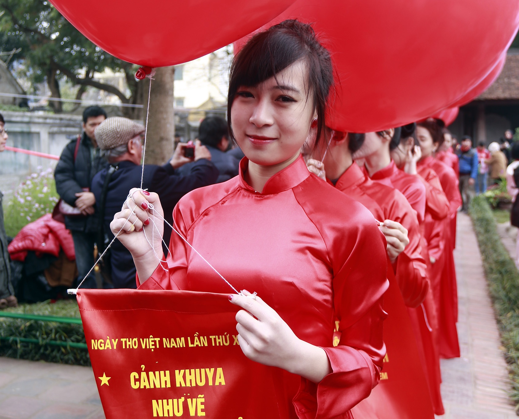 Tha 50 cau tho len troi tai Van Mieu hinh anh