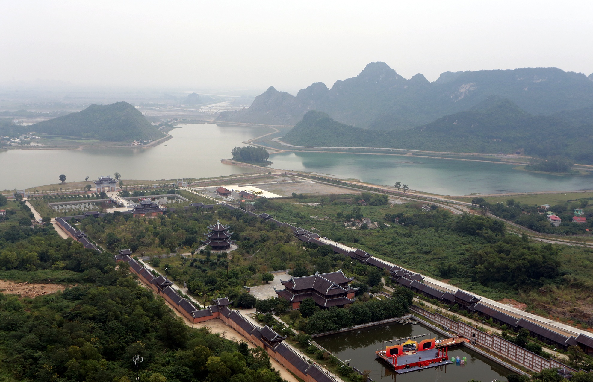 Ngoi chua lon nhat Dong Nam A nhin tu tren cao hinh anh
