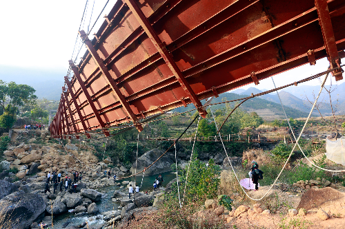 Hien truong cau sap cuop 8 sinh mang khi dang dua tang hinh anh