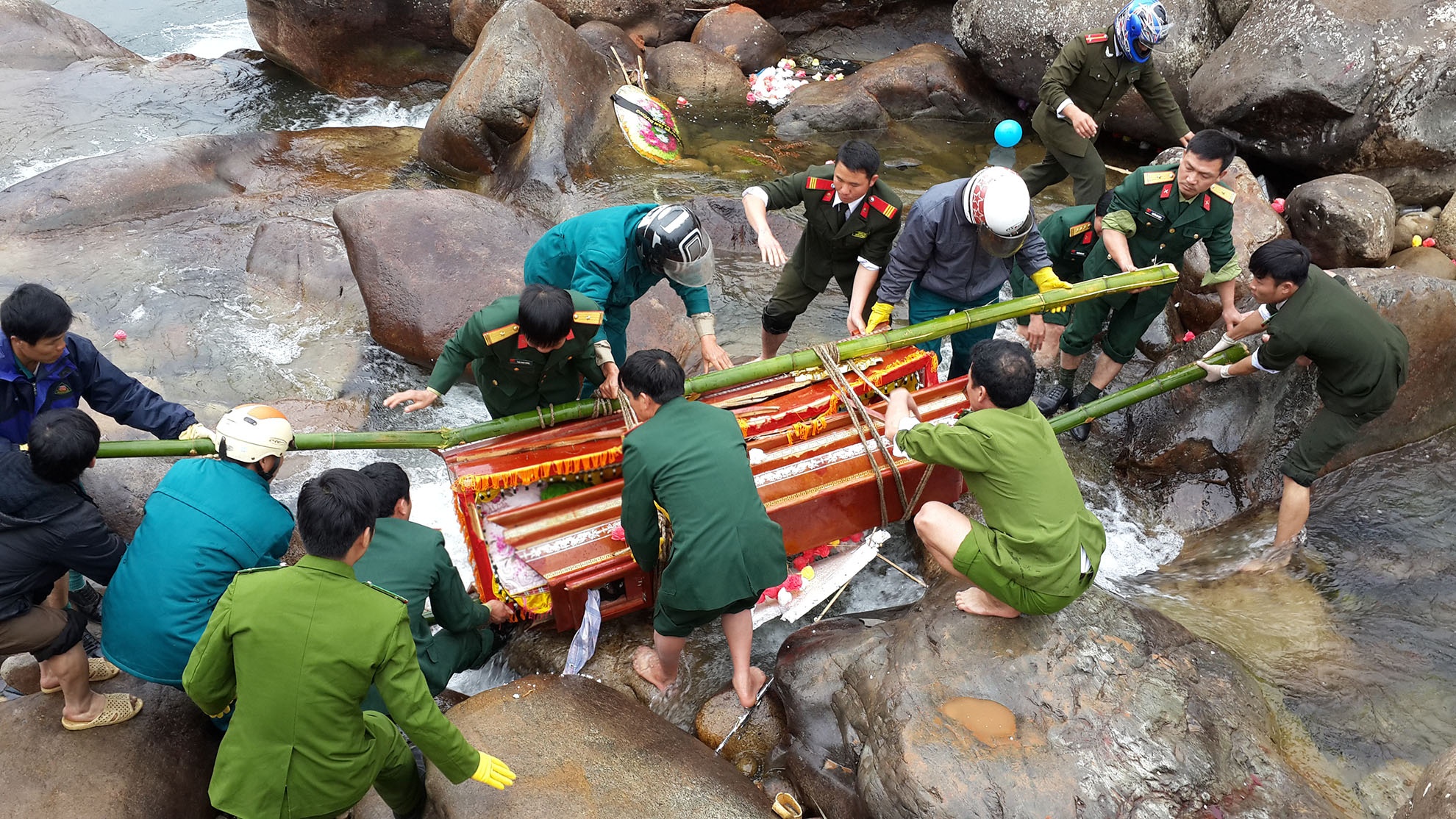 Phut doi dien tu than cua nguoi thoat chet tren cau treo hinh anh