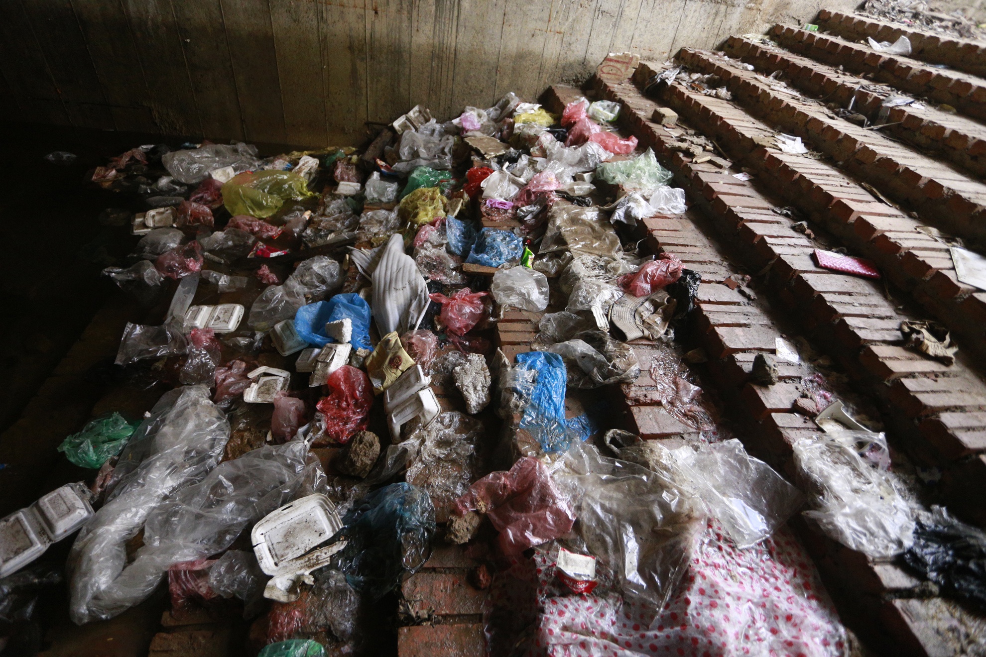 Ham bo hanh tien ty ngap trong rac va nuoc thai hinh anh