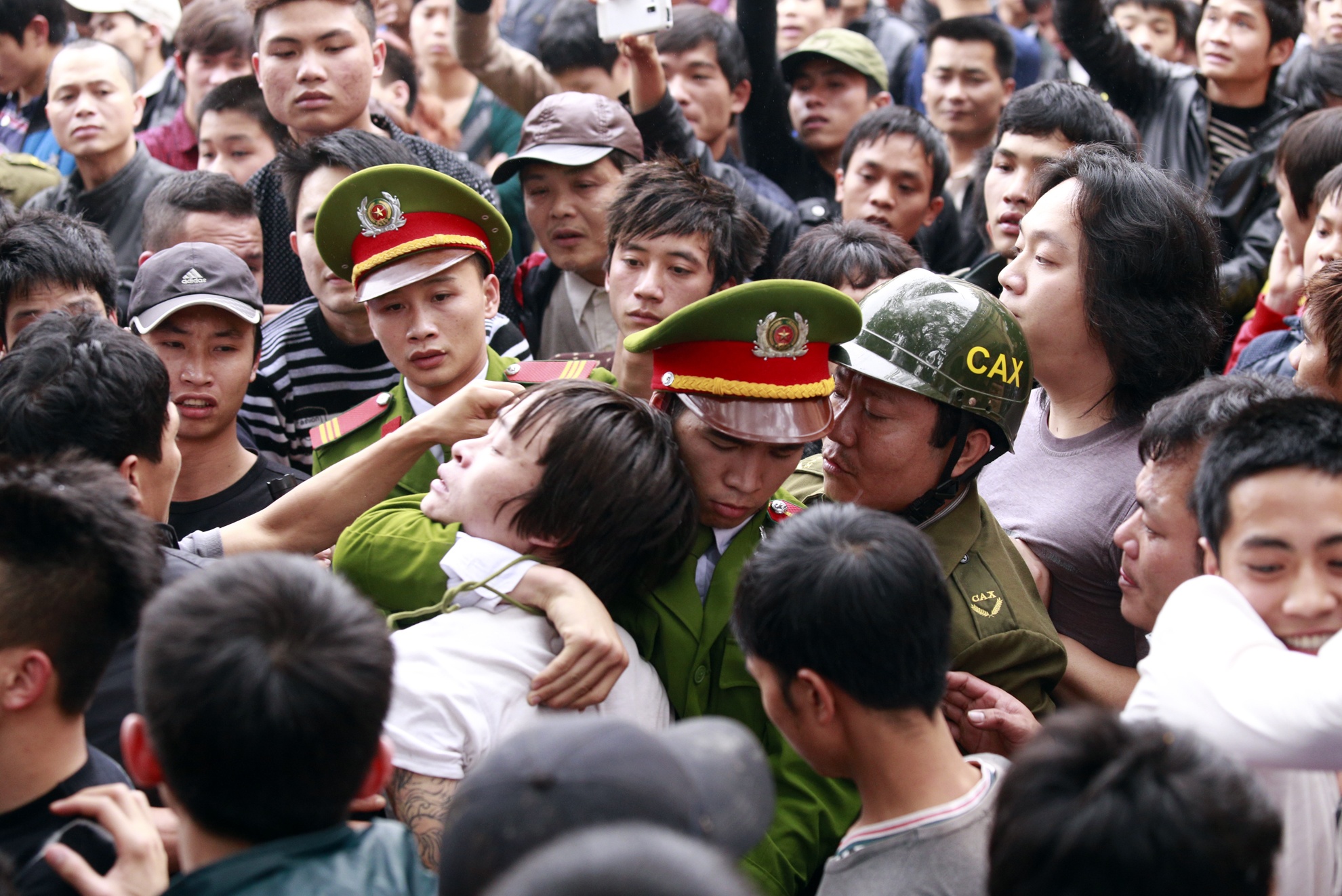 Giam dap bao luc trong le hoi cuop bong o Ha Noi hinh anh