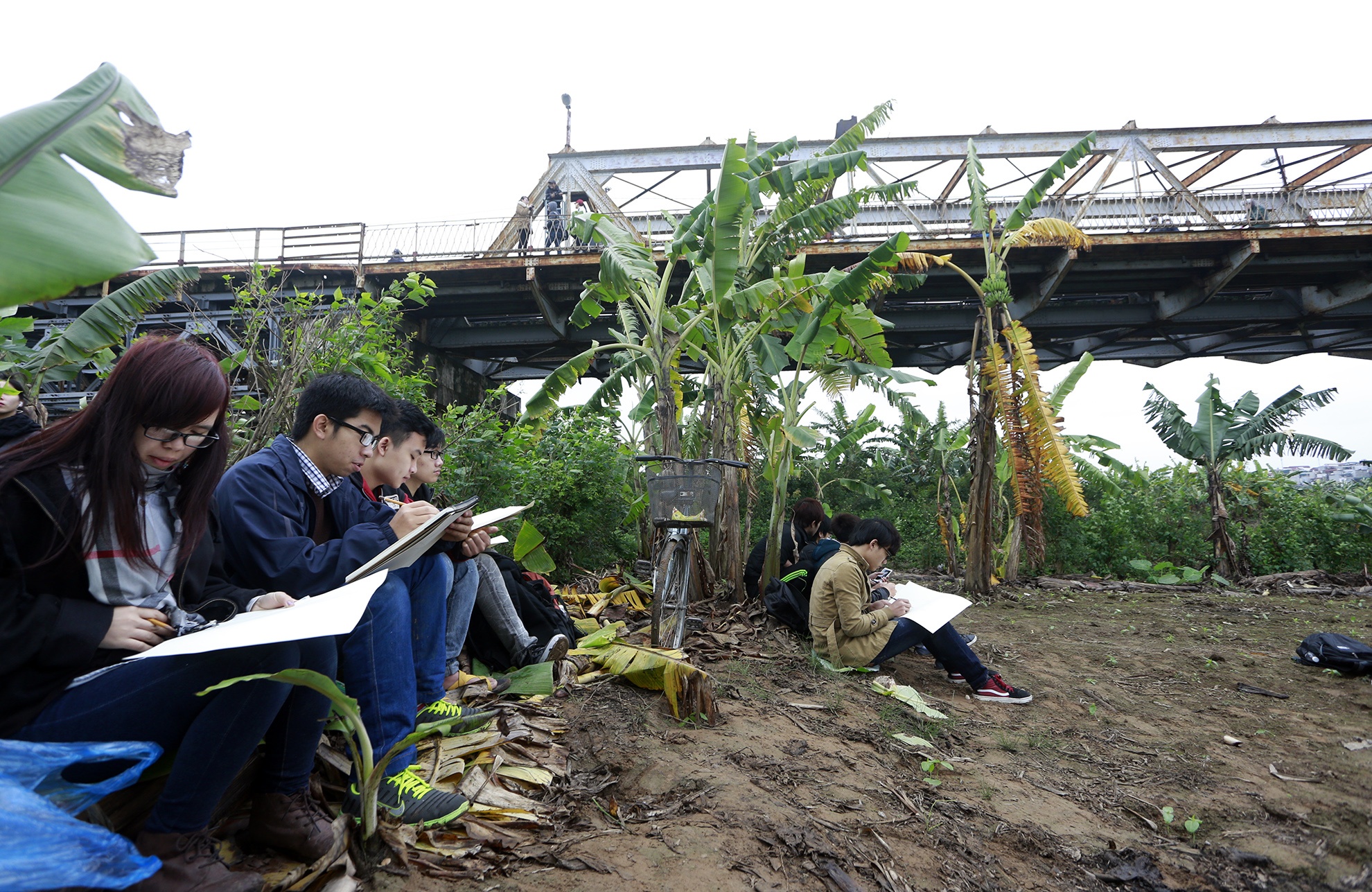 1000 sinh vien ky hoa cau Long Bien hinh anh