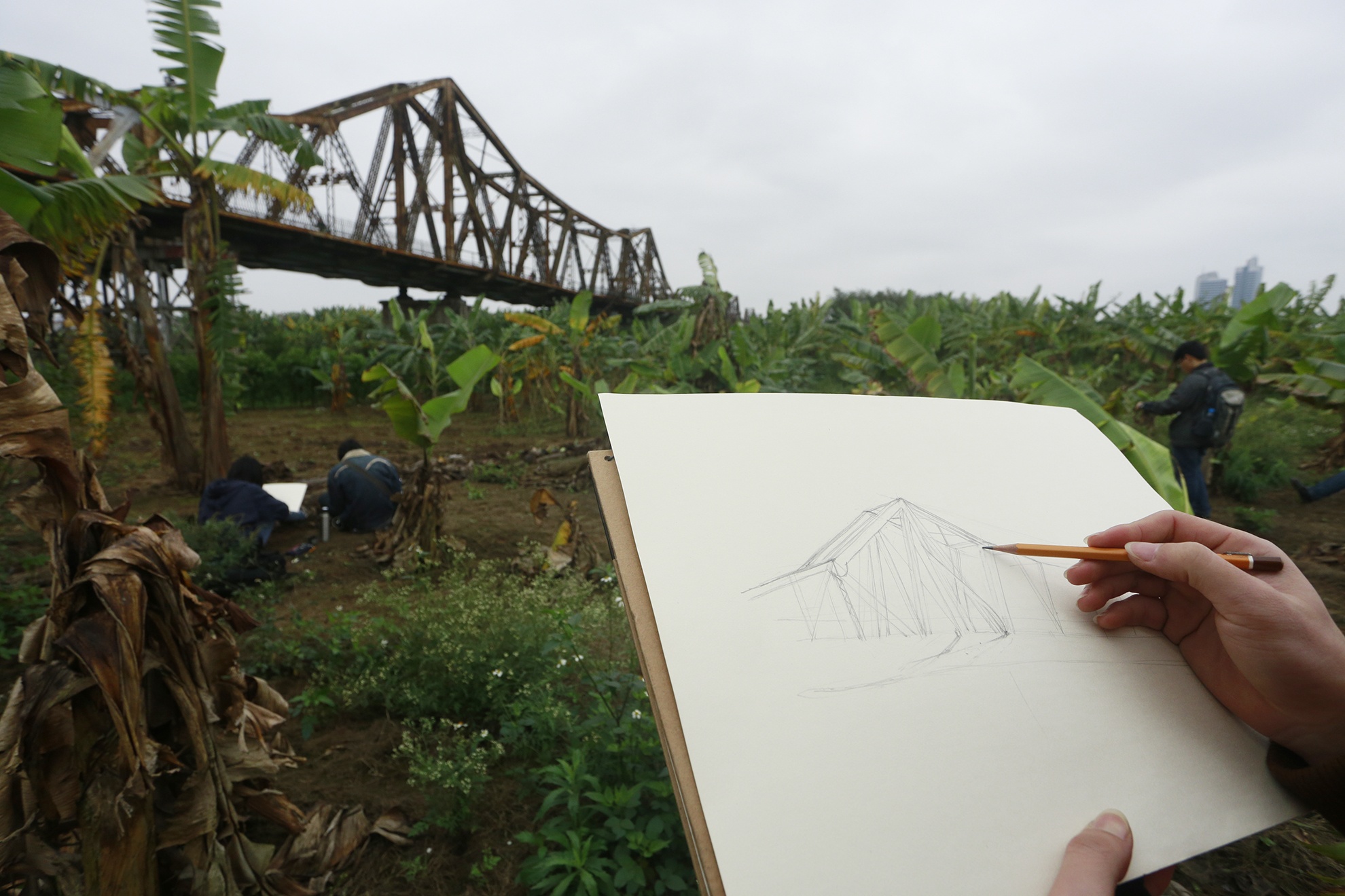 Cau Long Bien trong tranh cua cac ban tre hinh anh