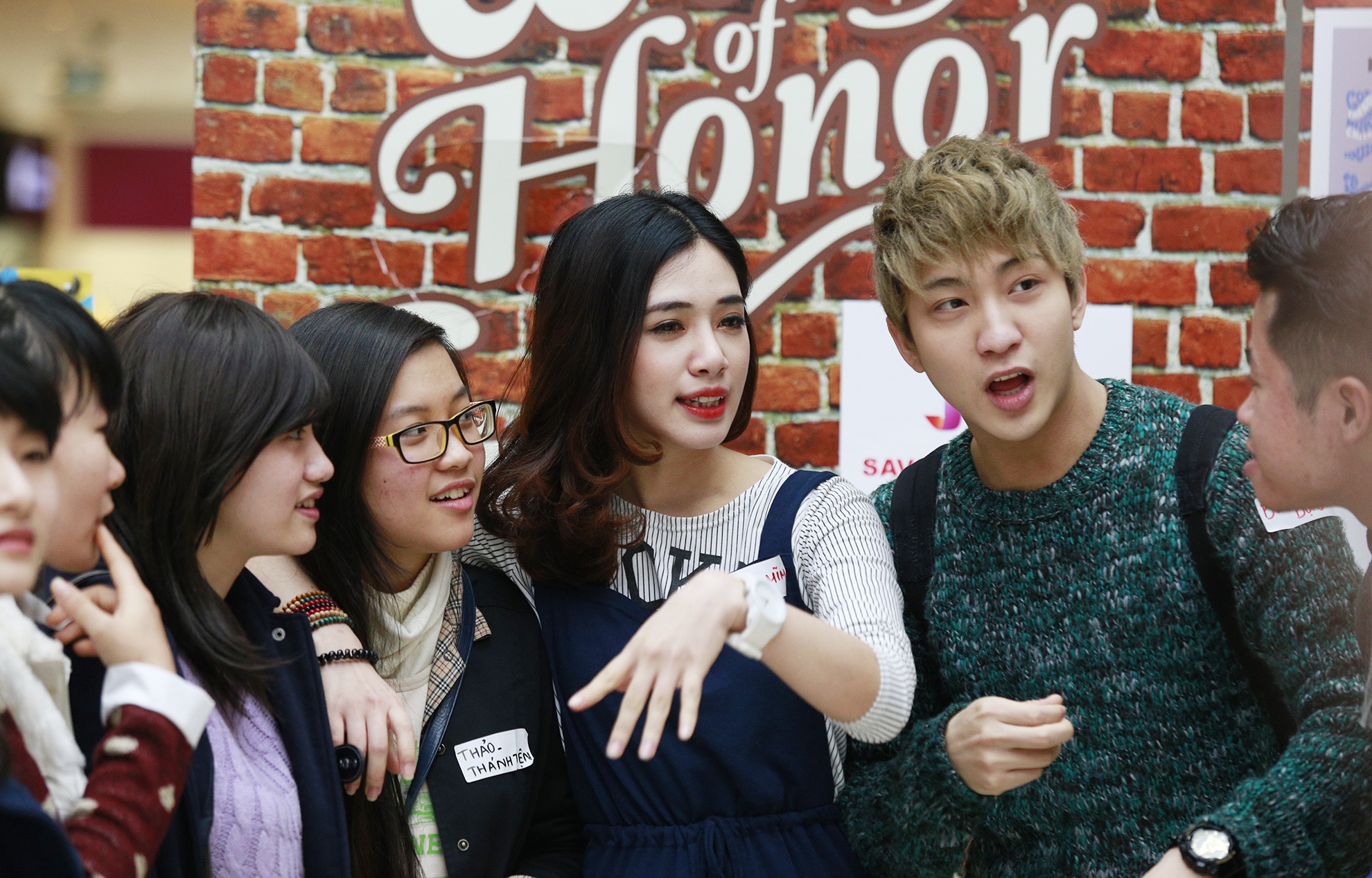 Vang ban gai, Be Tran vui ve ben Ha Min hinh anh