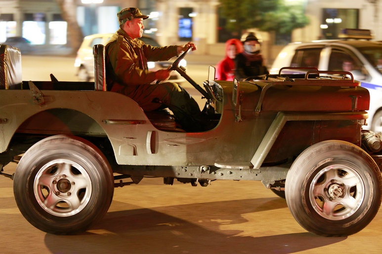 18 chiec xe Jeep dieu hanh quanh Ha Noi hinh anh