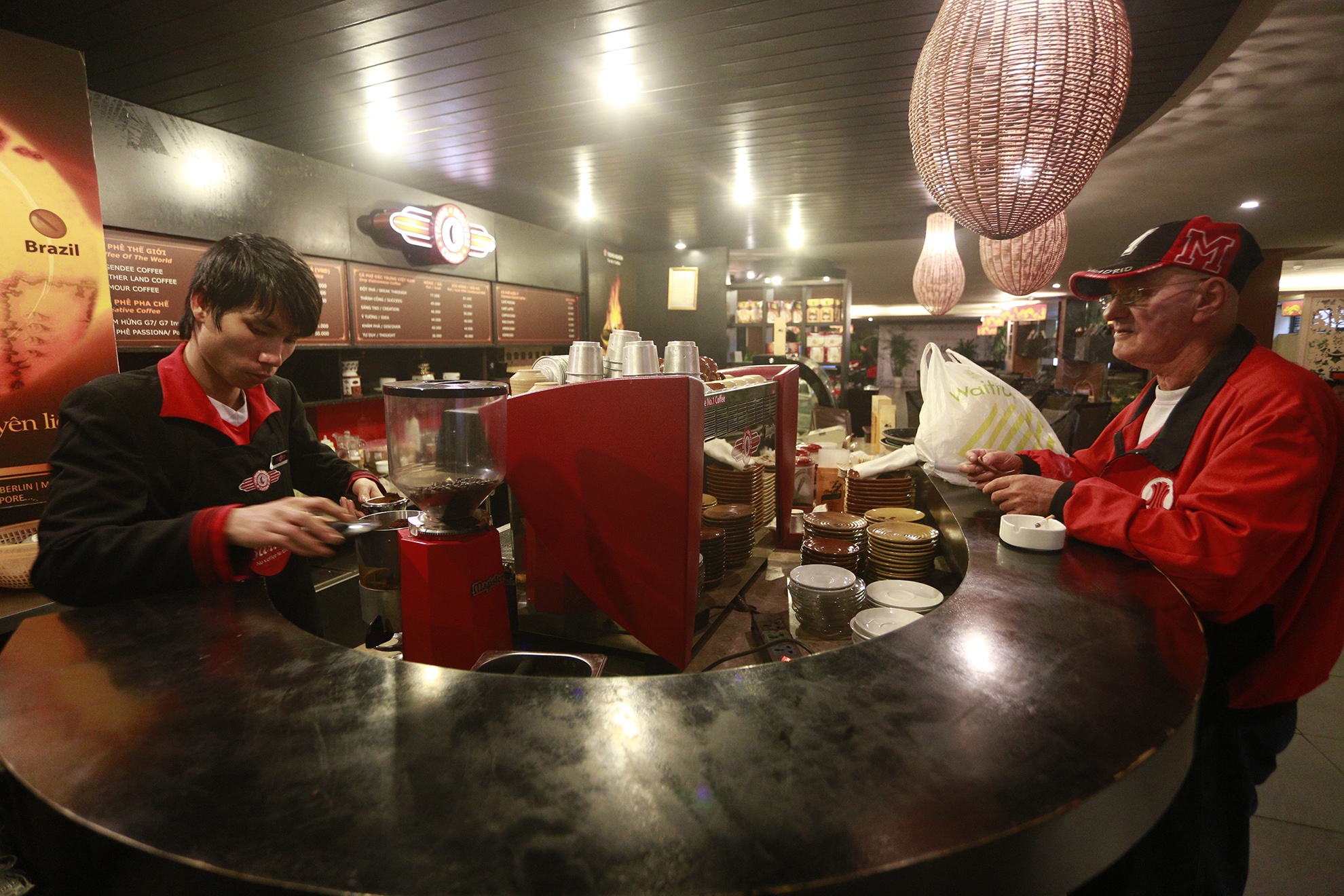 Ben trong nhung quan ca phe dac biet cua Trung Nguyen hinh anh