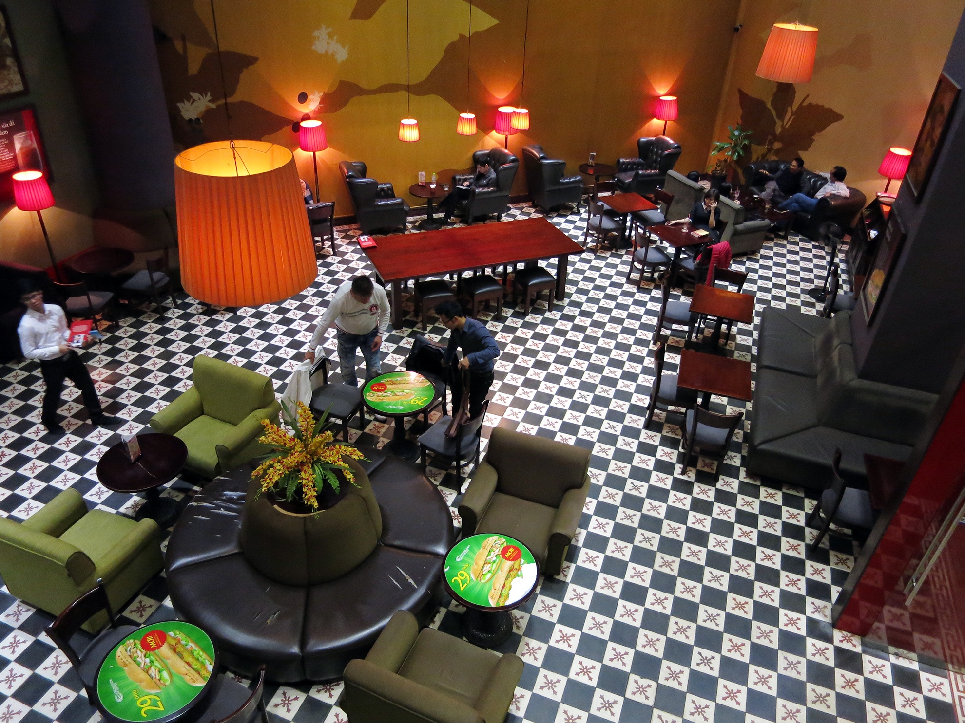 Khong gian hoanh trang cua Highlands Coffee hinh anh