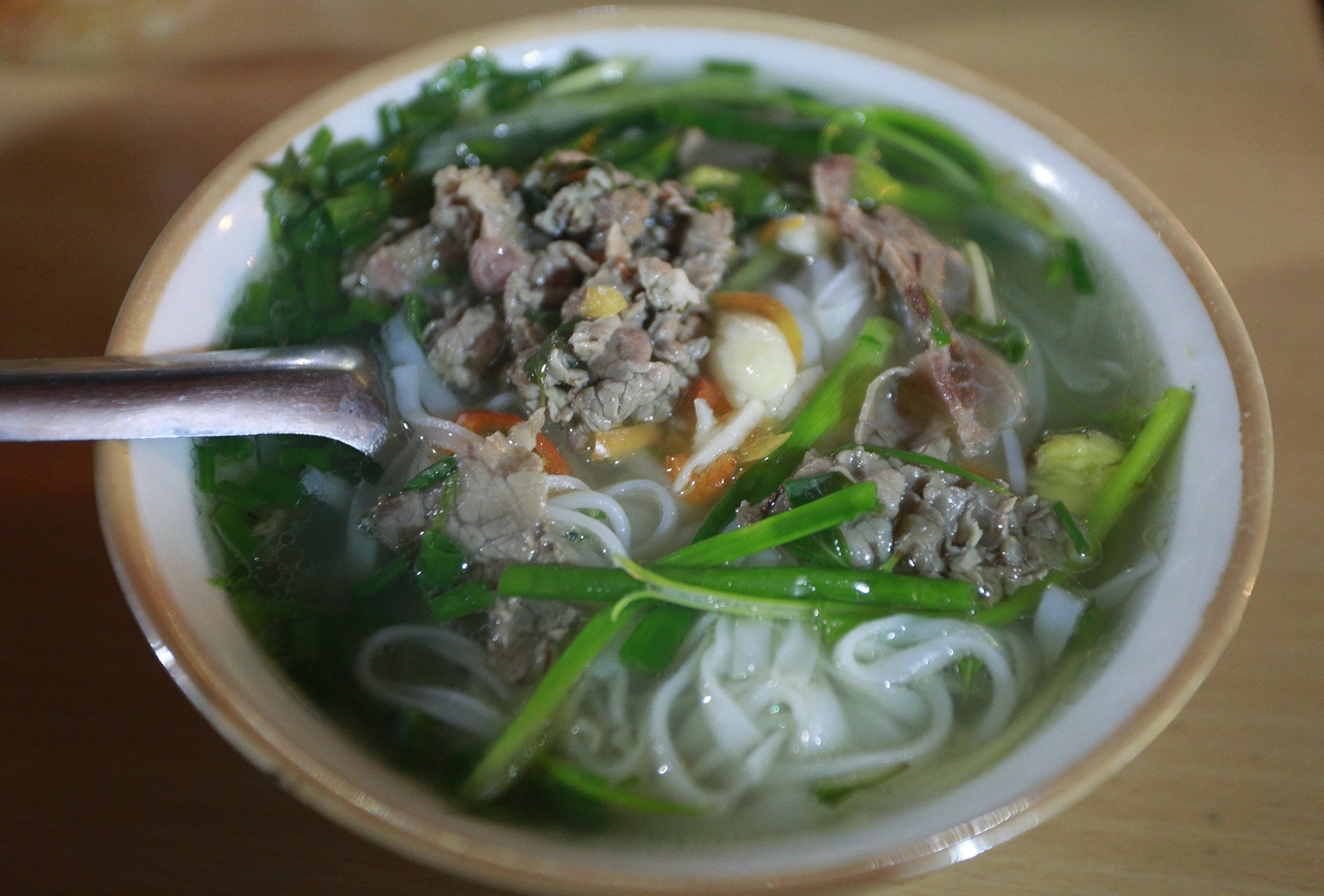 Quan pho 15.000 dong mot bat o Ha Noi hinh anh