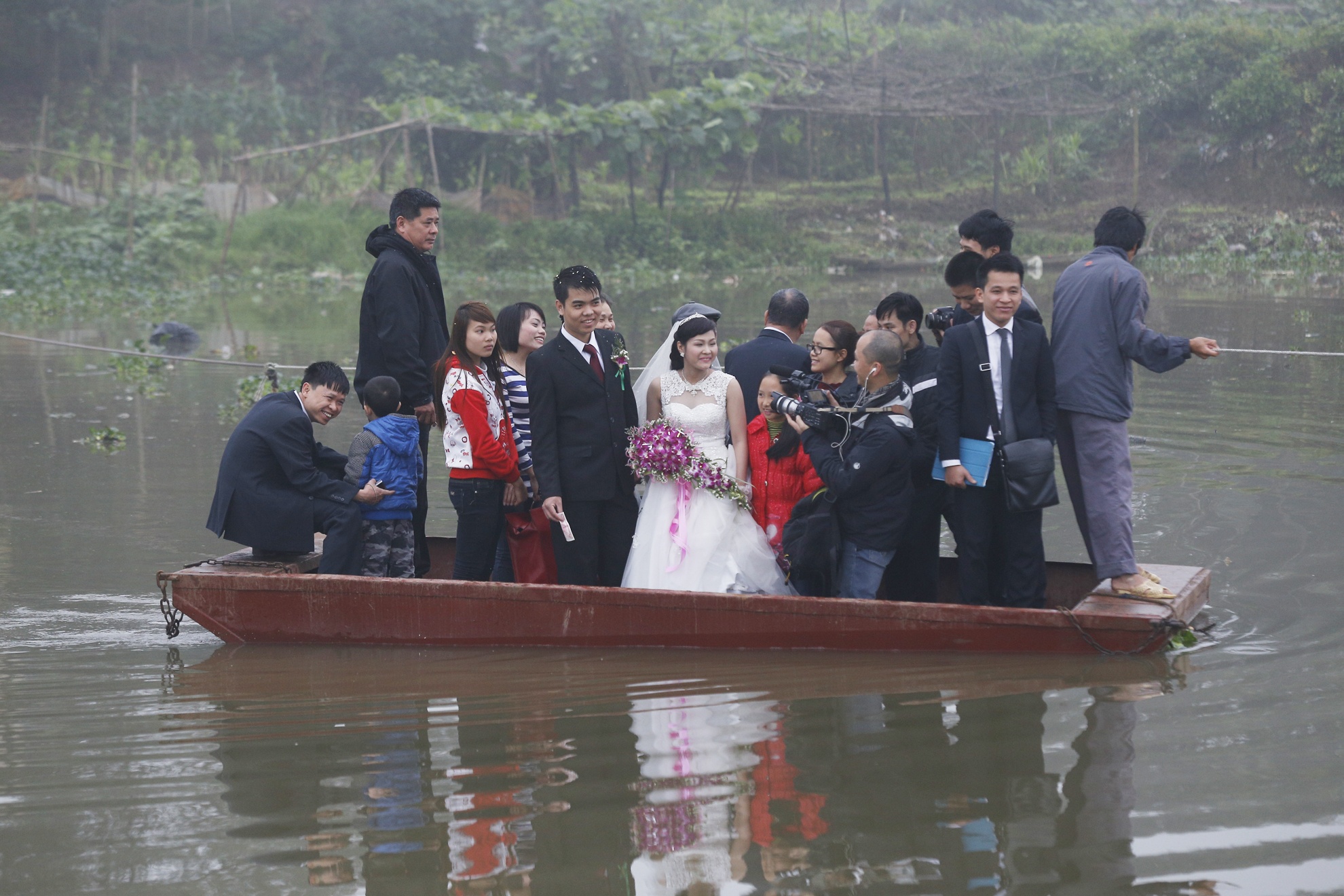 Co dau 'du' day qua song ve nha chong hinh anh