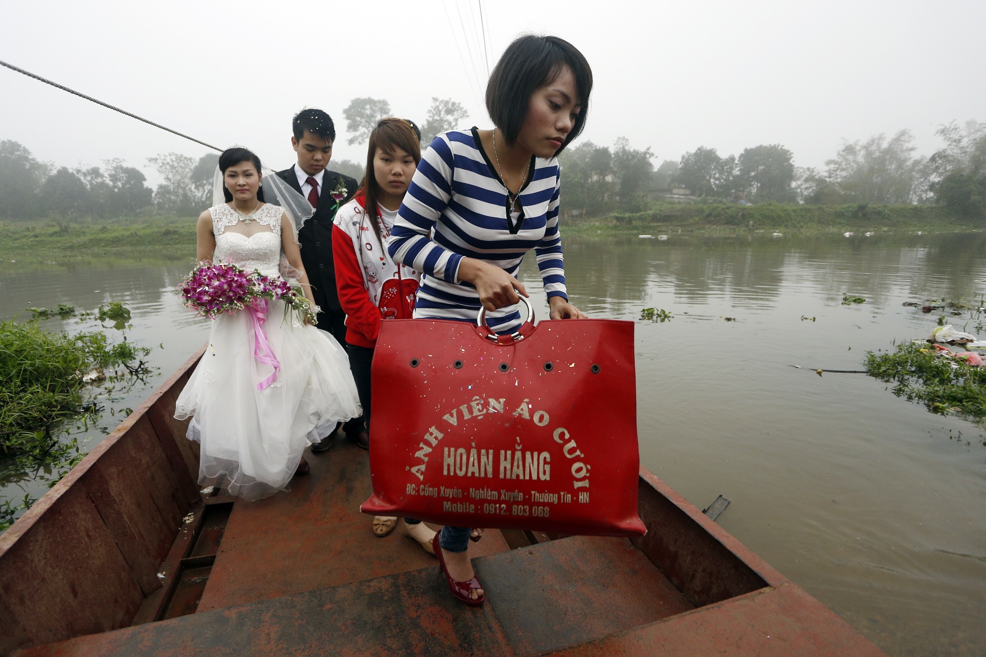 Co dau, chu re qua song bang do day hinh anh