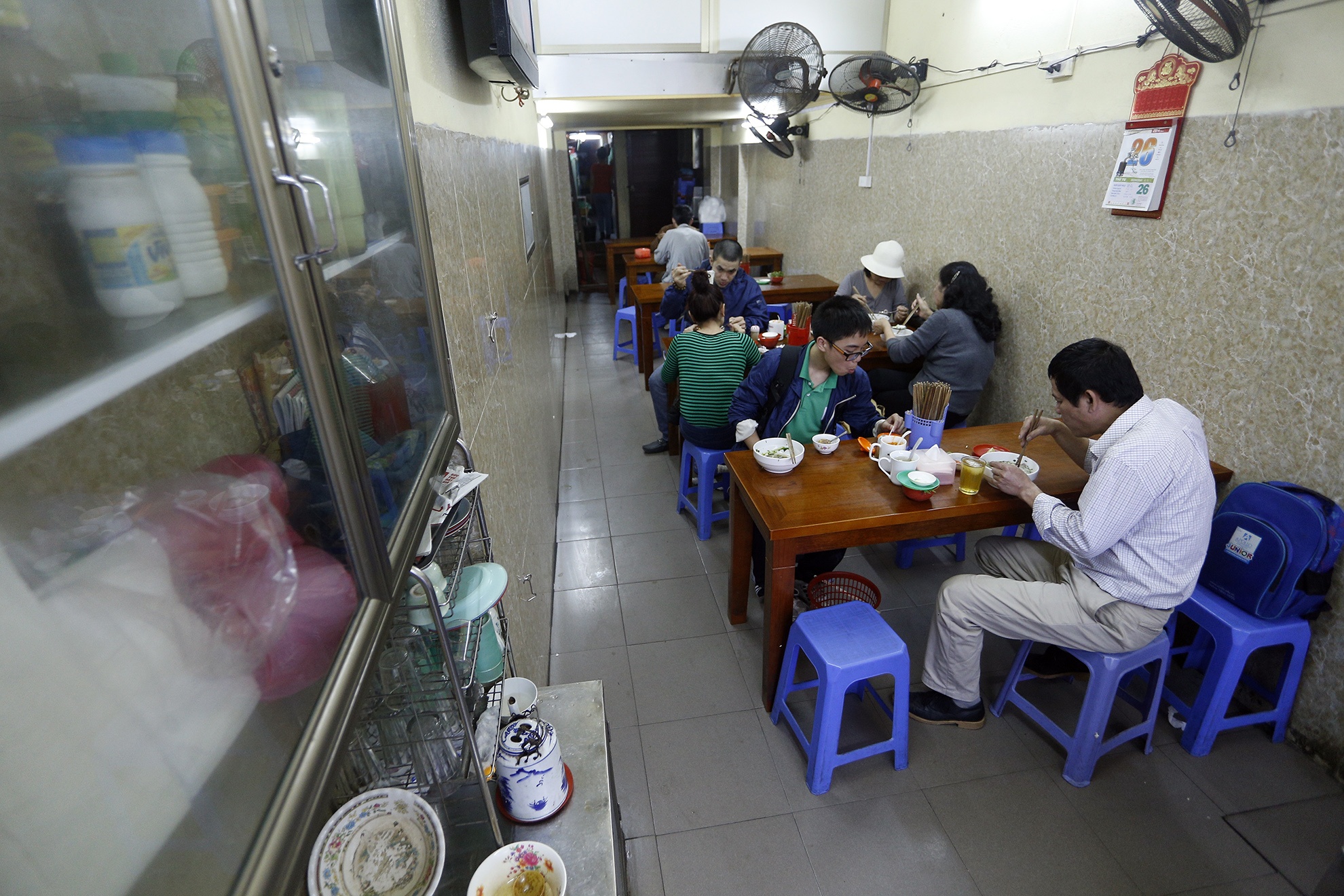 Trước kia quán phở bán cả vỉa hè, nhưng nửa năn nay đã chuyển vào trong