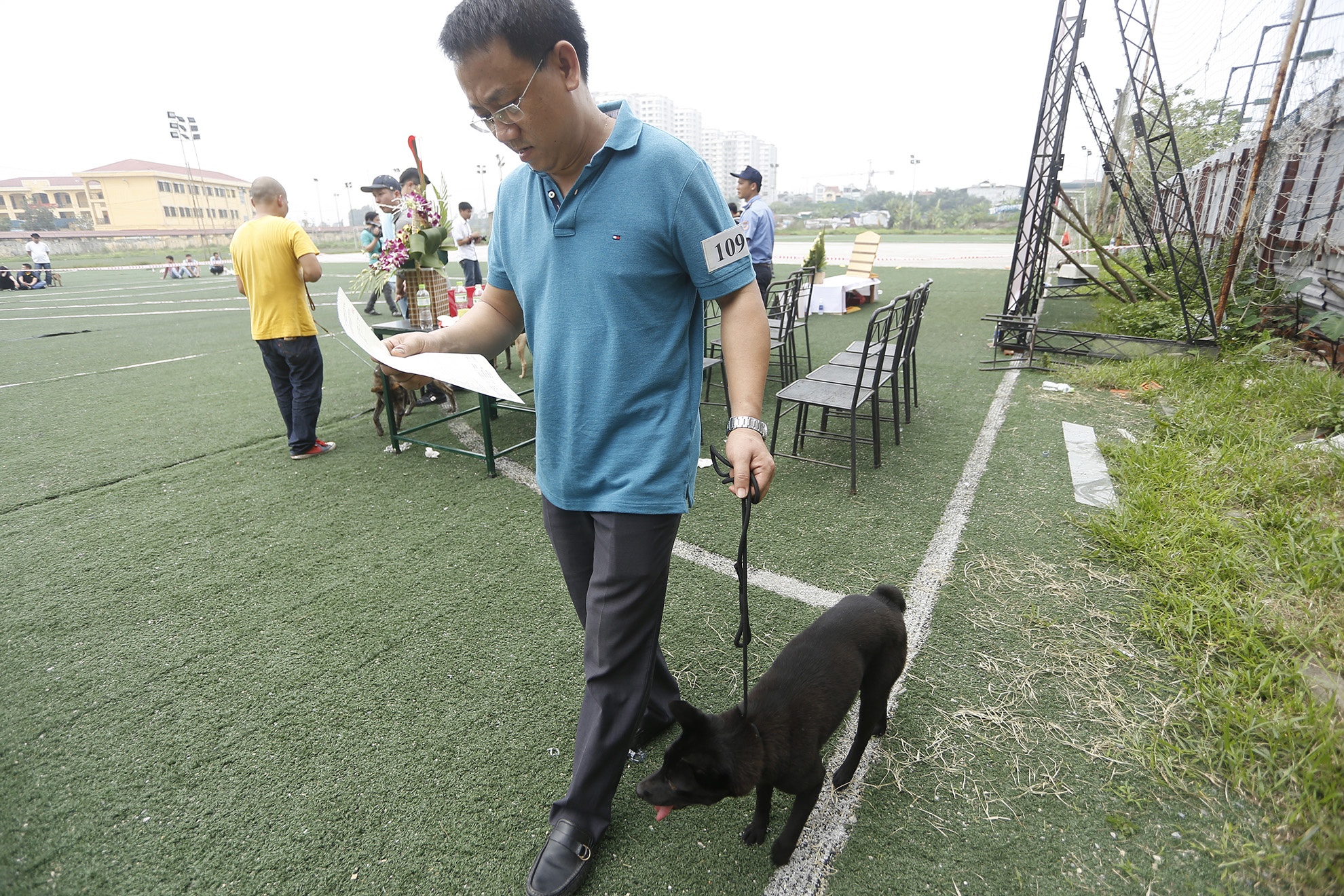 Anh Tuấn dắt chú chó Sam (14 tháng tuổi) đi thi, anh cho biết: 