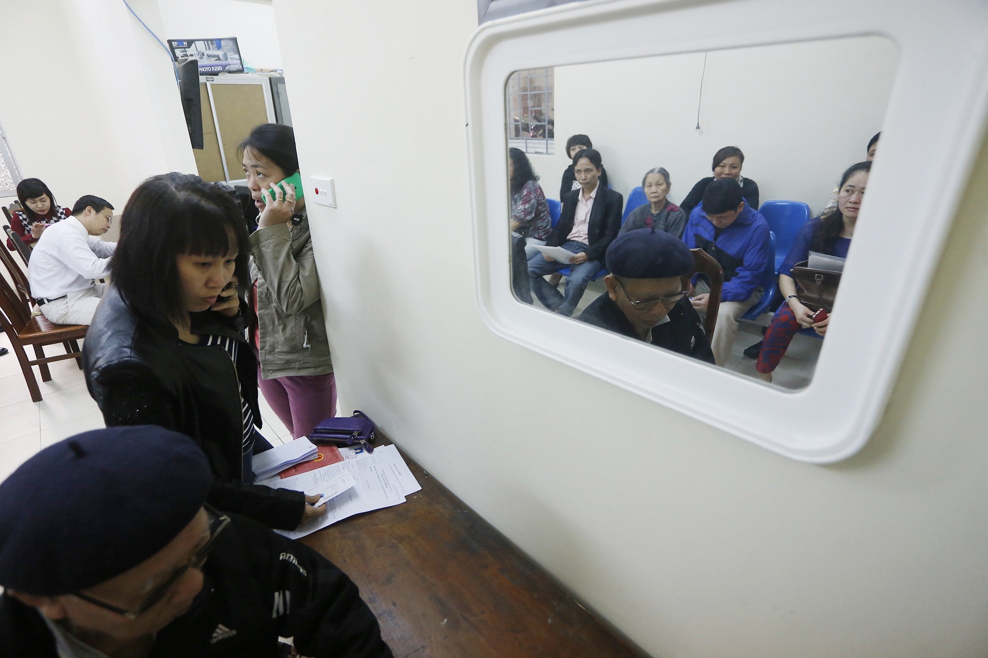 Người dân đến CA Quận Ba Đình làm lại chứng minh thư nhân dân mới. Trước đó, lãnh đạo CA Thành phố cho biết, do trục trặc kỹ thuật, máy móc nên chỉ làm thí điểm tại 3 quận Ba Đình, Đống Đa và Hà Đông (cơ sở 2 của PC 64).