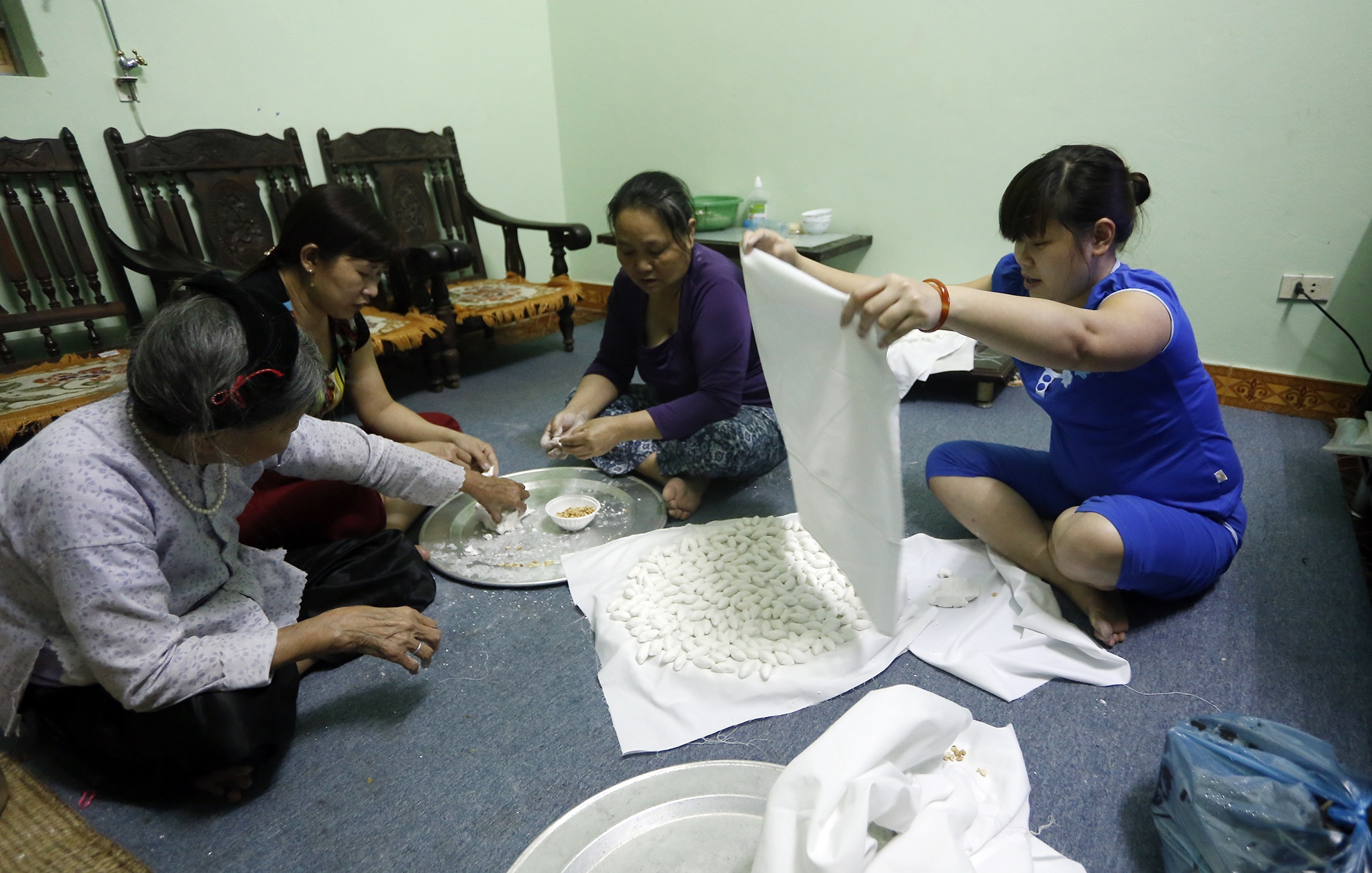 Từ tối 1/4 (mùng 3/3 âm lịch) người dân làng Mễ Trì, Cầu Giấy đã chuẩn bị làm bánh đón tết hàn thực. Số còn lại được đem ra chợ bán phục vụ người dân.