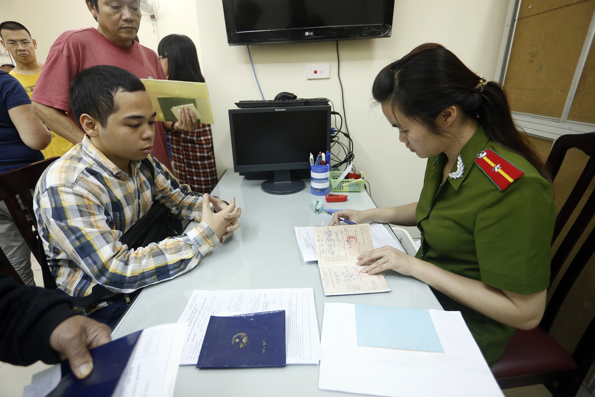 Nguoi dan hai long voi thu tuc cap chung minh thu nhanh gon hinh anh