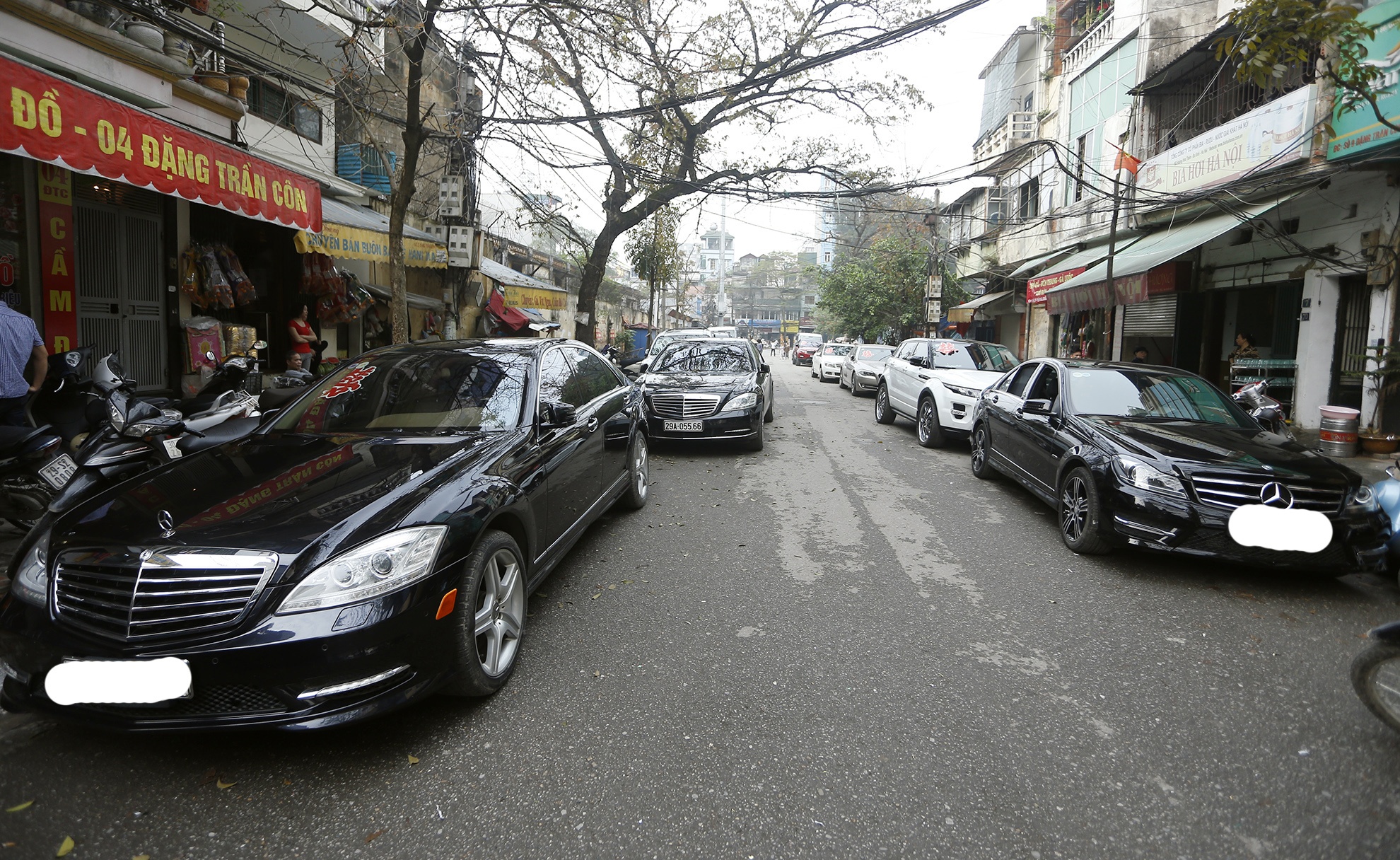 Nhiều xe xịn đỗ dài trên phố Đặng Trần Côn (nhà cô dâu Thu Hương).Chiếc xe Porsche Panamera được Tuấn Hưng dùng để đón cô dâu Thu Hương trong chiều tối 5/4.