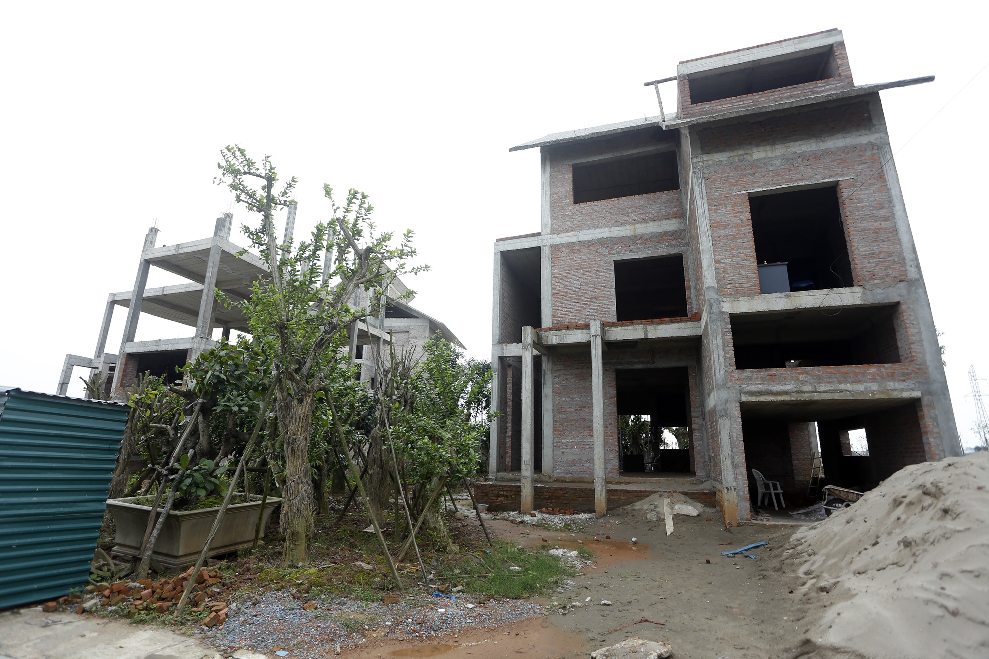 Khu nhà đang được hoàn thiện, tháng 7 về ở cần tiền