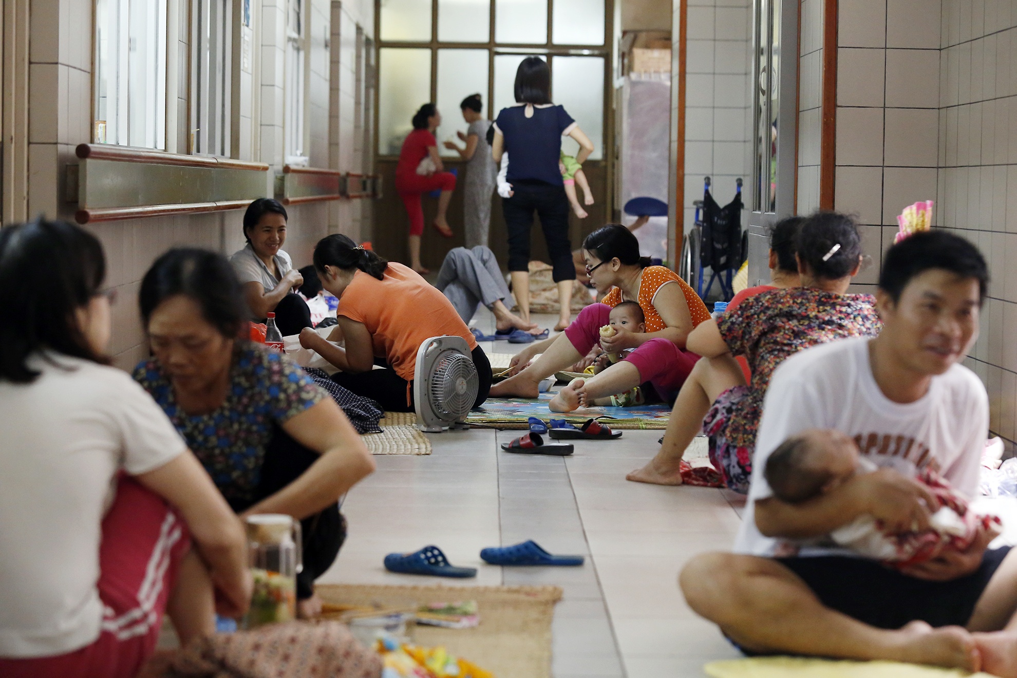 Benh nhi soi cung nguoi nha va vat o hanh lang benh vien hinh anh