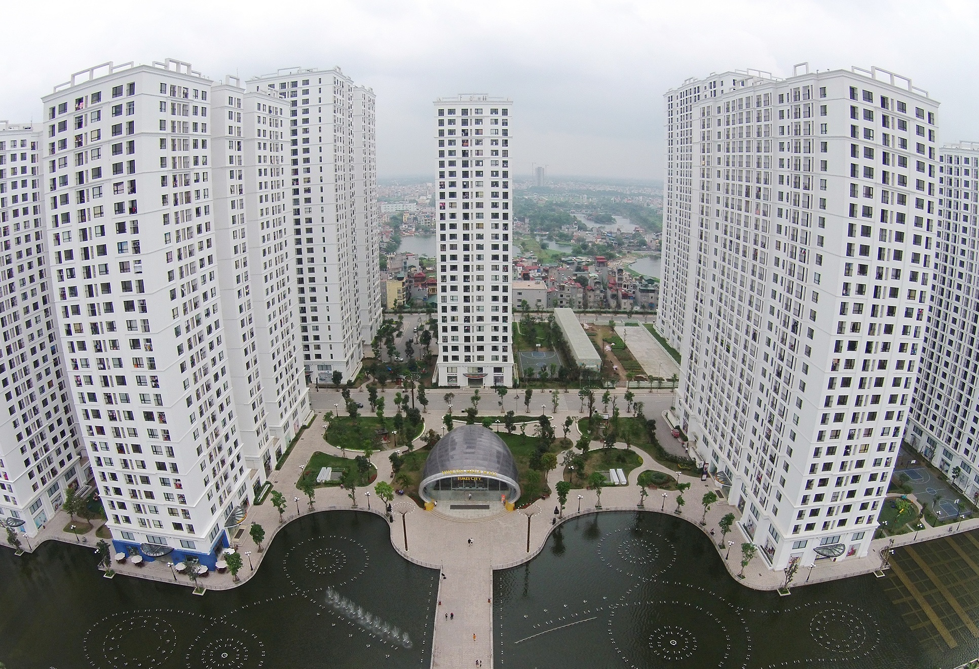 VMM Times City gồm các phân khu chức năng rộng lớn, được bố trí tại tầng hầm B1 kết nối các tổ hợp toà nhà, đáp ứng mọi nhu cầu mua sắm - tham quan - vui chơi - giải trí - thưởng thức ẩm thực theo mô hình hiện đại “tất cả trong một” tại các nước phát triển. Tâm điểm của VMM Times City là khu vực mua sắm vô cùng quy mô với đại siêu thị tiêu dùng lên đến hơn 11.500m2; trung tâm mua sắm quy tụ hàng trăm thương hiệu thời trang, trang sức, phụ kiện, mỹ phẩm, đồ gia dụng, các siêu thị điện máy, nội thất… nổi tiếng trong nước và quốc tế.