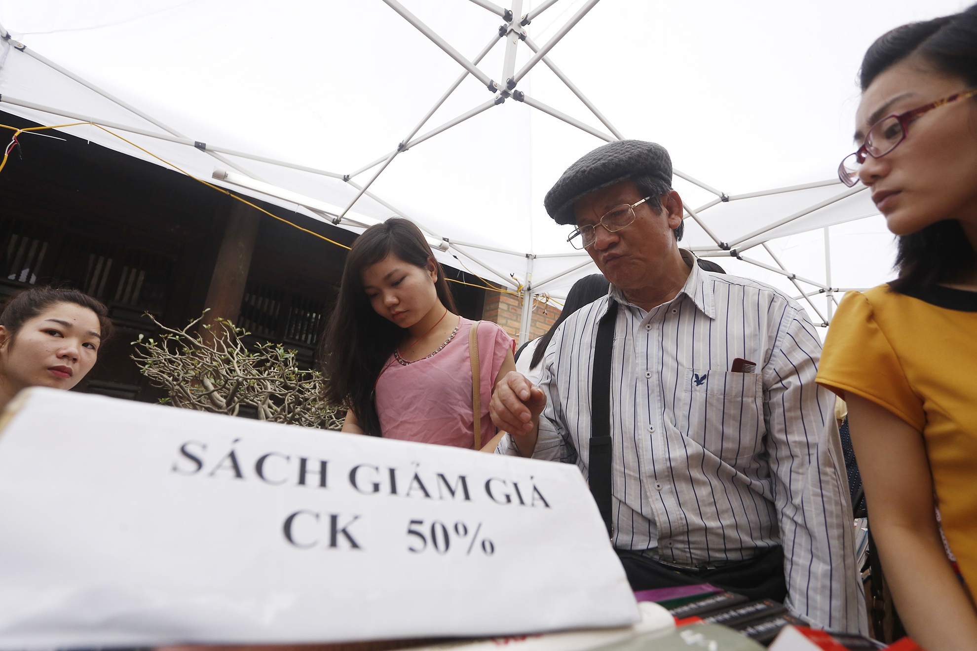 Nguoi Ha Noi nuom nuop di mua sach giam gia hinh anh