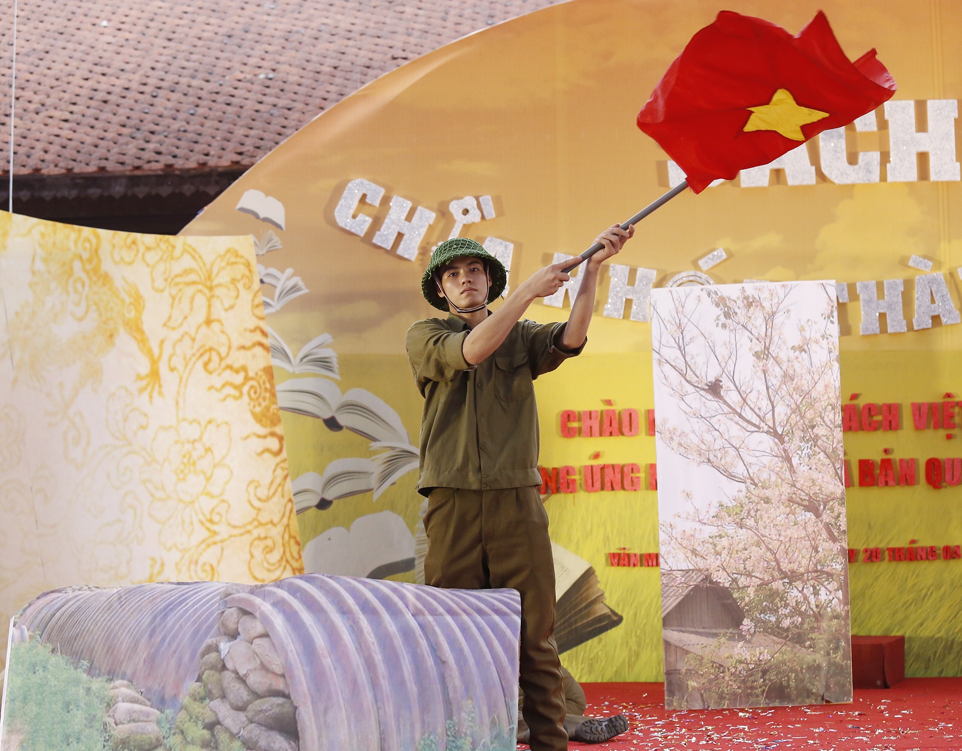 Tai hien hinh anh Dai tuong Vo Nguyen Giap tai Ngay sach hinh anh