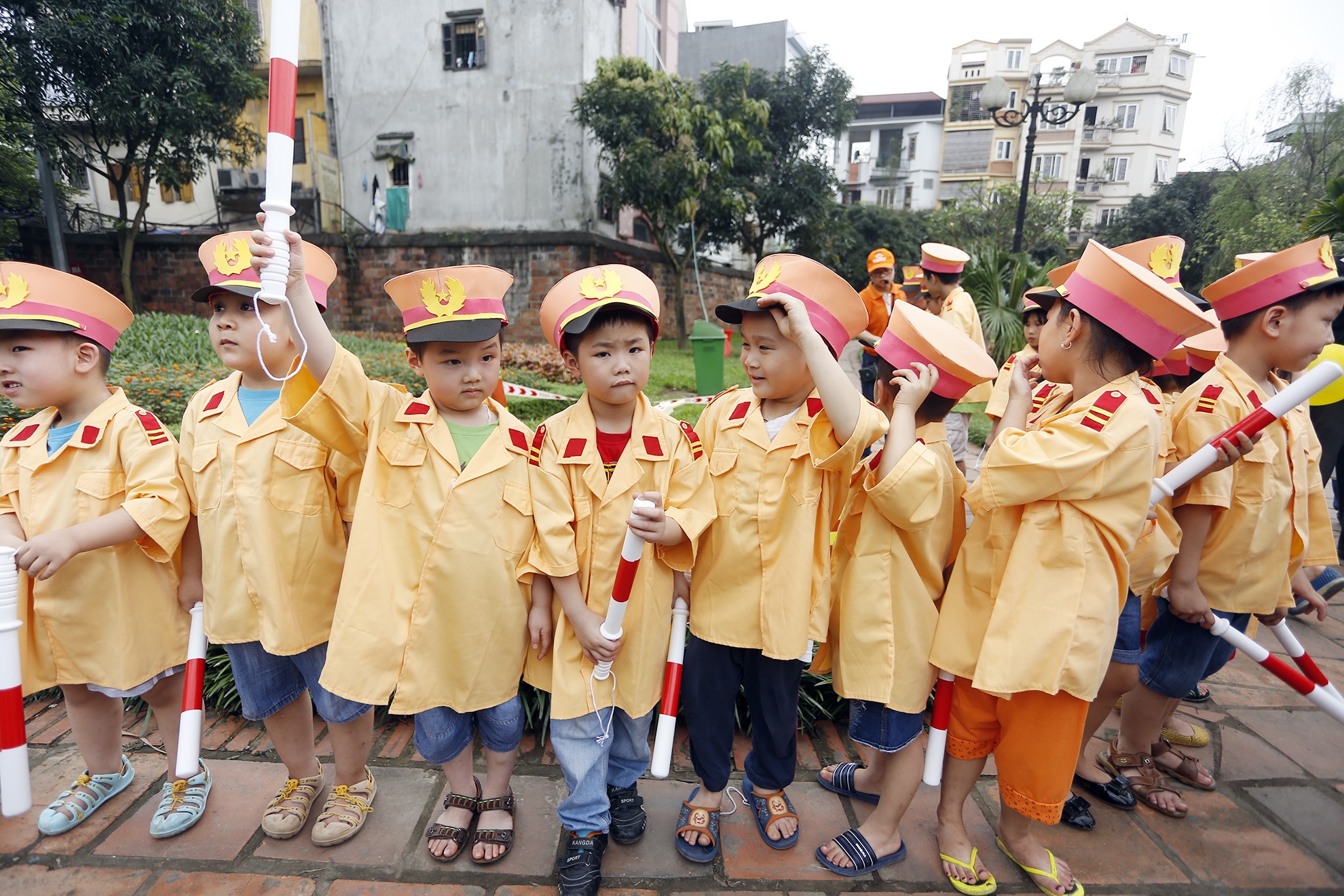 Be lam cong an, bac si trong Ngay sach Viet Nam hinh anh