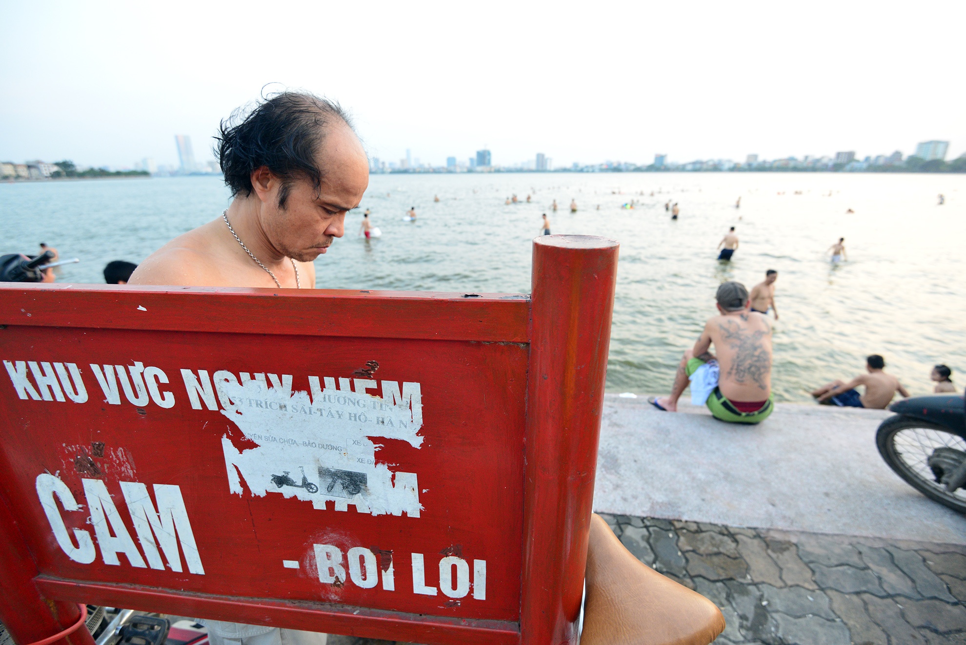 Ho Tay tro thanh bai tam cua nguoi Ha Noi duoi nang nong hinh anh