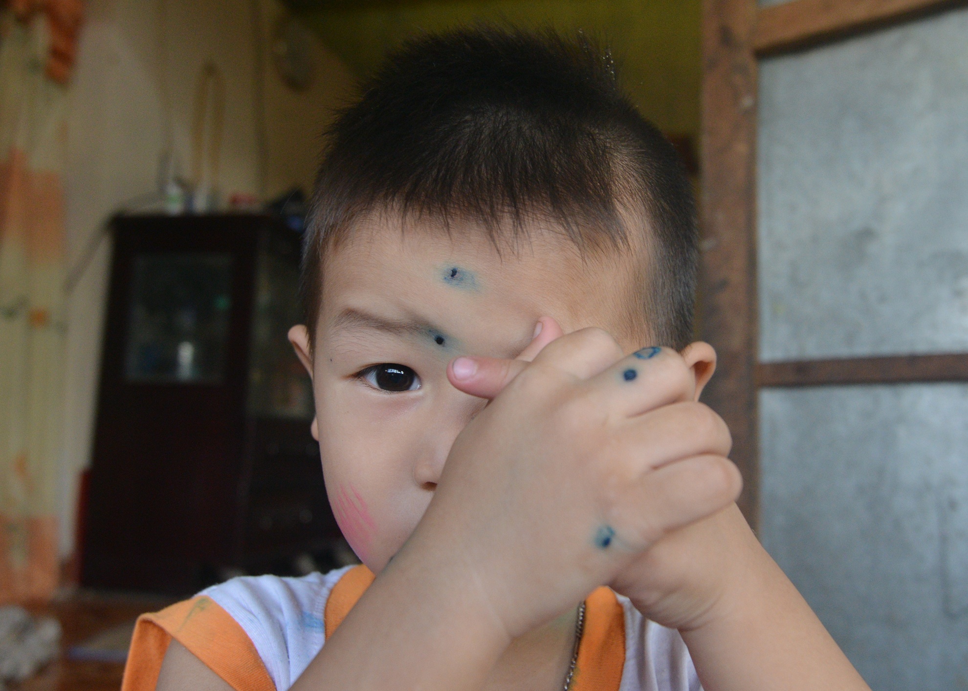 Cách lọc nước sơ sài của người dân... đã dẫn đến tình trạng sức khỏe của người dân Ngọc Than không được tốt, đặc biệt là bệnh phụ khoa của phụ nữ và tiêu chảy ở trẻ em.