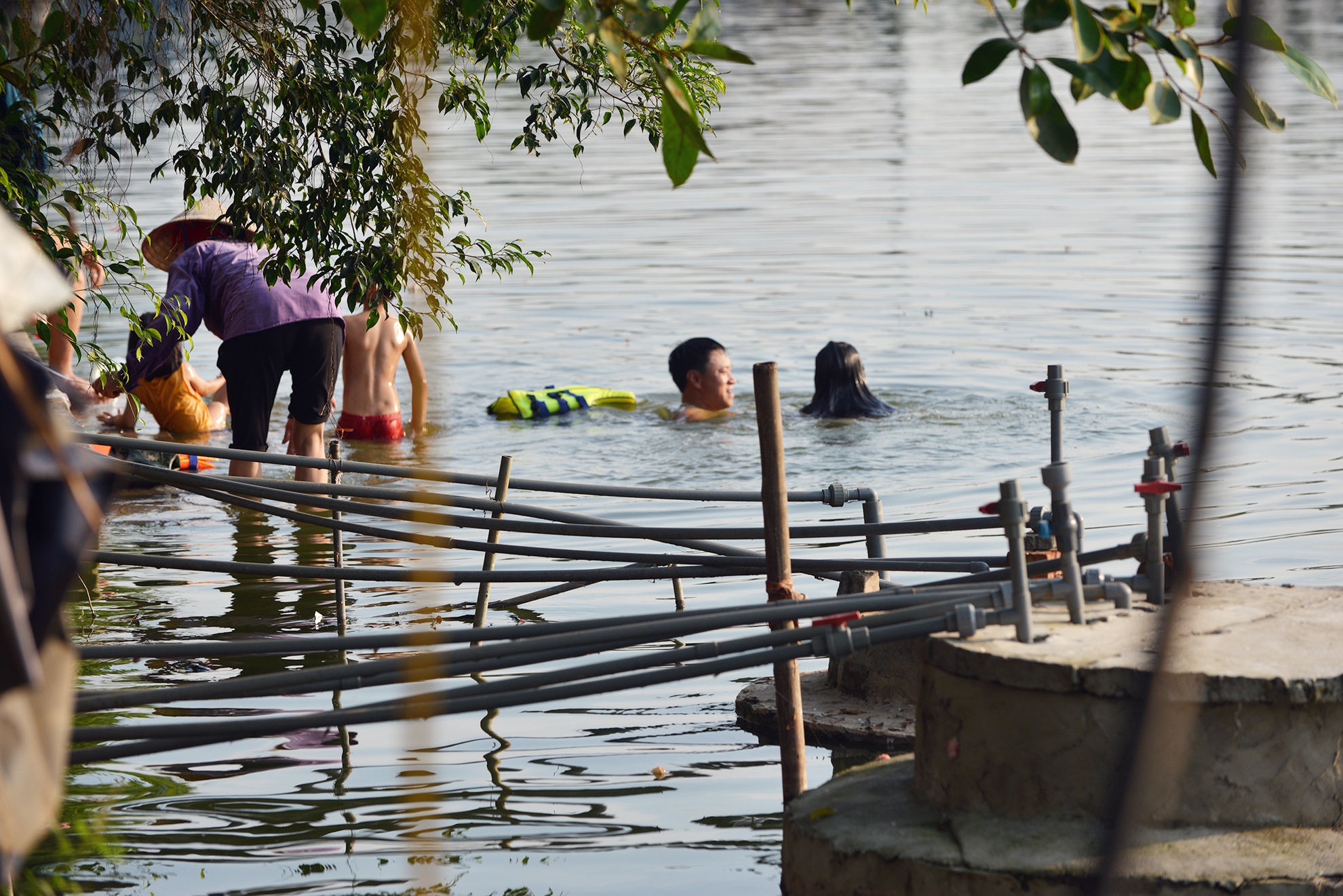 Canh nguoi dan Ha Noi sinh hoat bang nuoc ao tu hinh anh
