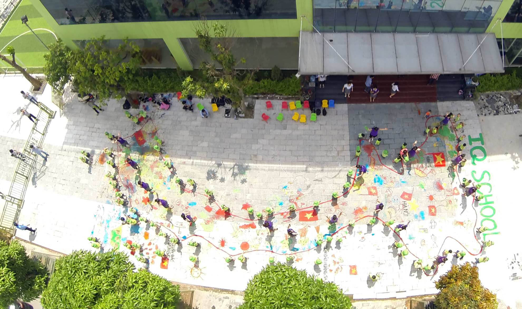 Gan 100 em be xep hinh ban do To quoc hinh anh