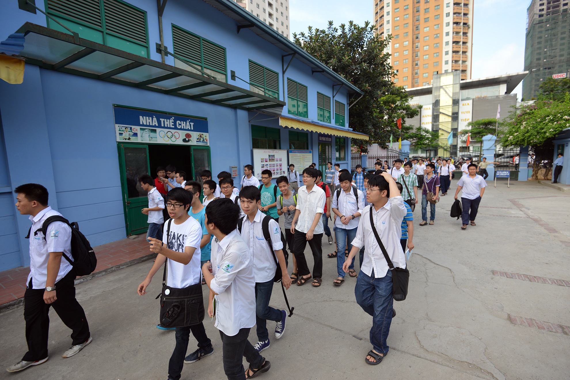 Tại hội đồng thi THPT Lý Thái Tổ (Hà Nội) từ 6h30 một số học sinh đã có mặt, nhưng do trường đang làm nhiệm vụ niêm phong các phòng thi nên 7h15 các thí sinh mới được phép vào khu vực tập trung.