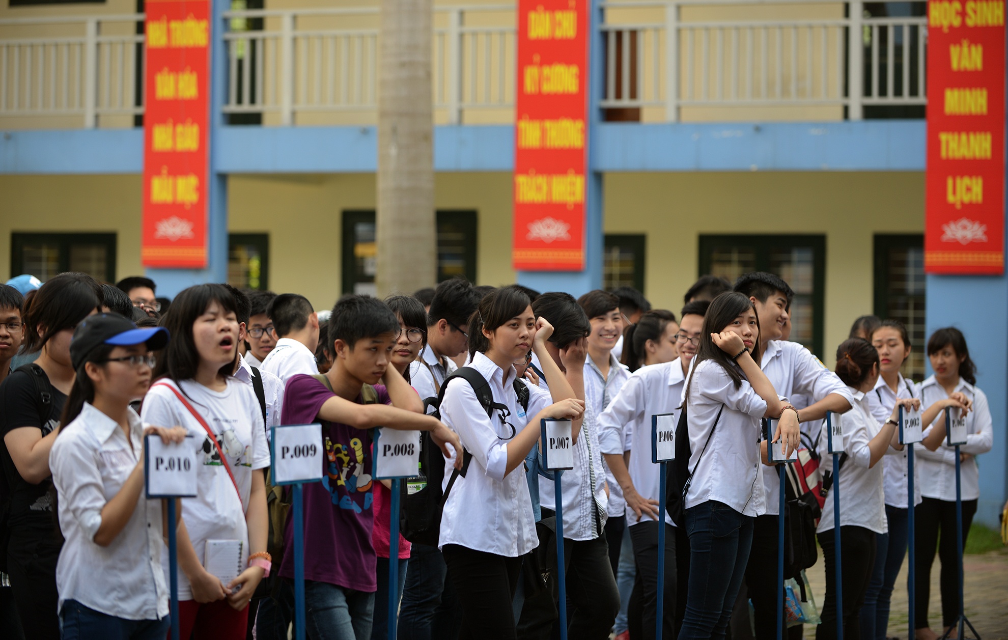 Năm nay, do buổi chiều ngày 2-3/6 và sáng 4/6, các hội đồng đều tổ chức hai môn thi liên tiếp. Vì vậy để tránh tình trạng lộn xộn, nhà trường yêu cầu các học sinh thi môn đầu tiên sẽ ra về bằng cổng sau. Cũng trong buổi tập trung sáng nay, rất nhiều học sinh tỏ vẻ mệt mỏi, thời tiết cũng khá oi bức.