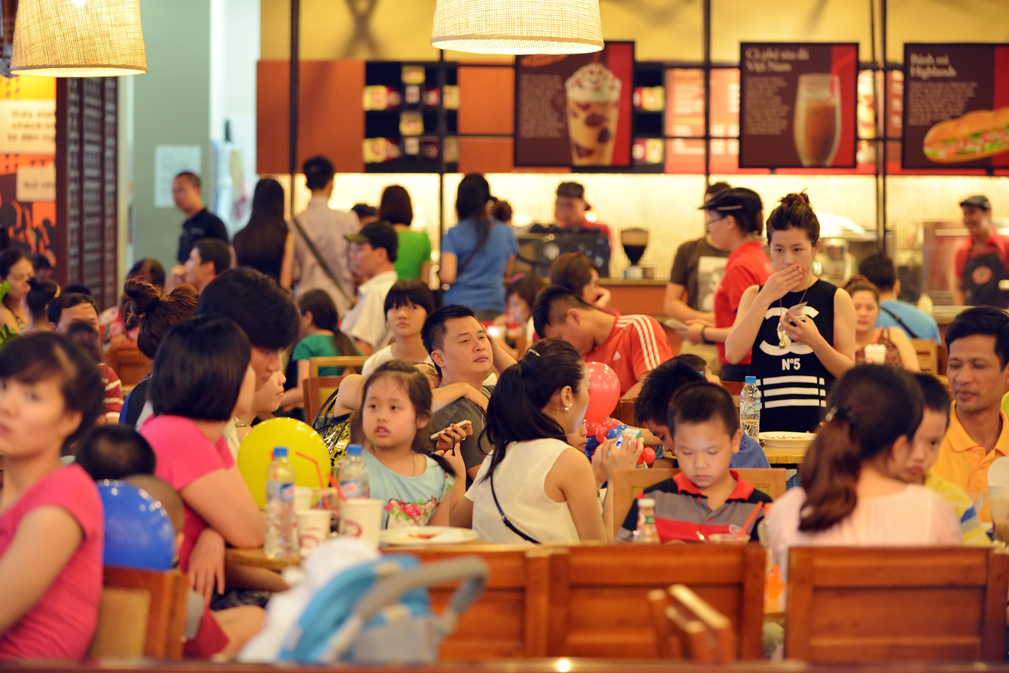 Dong nghit nguoi choi Tet thieu nhi tre o Royal City hinh anh