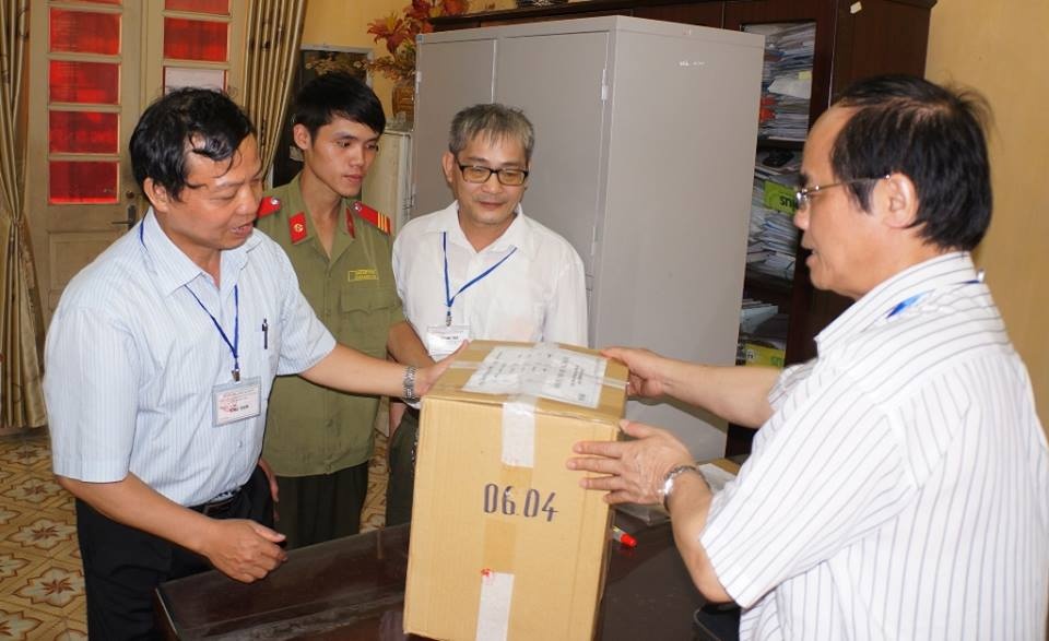 Bàn giao đề tại HĐ thi THCS Tân Mai.