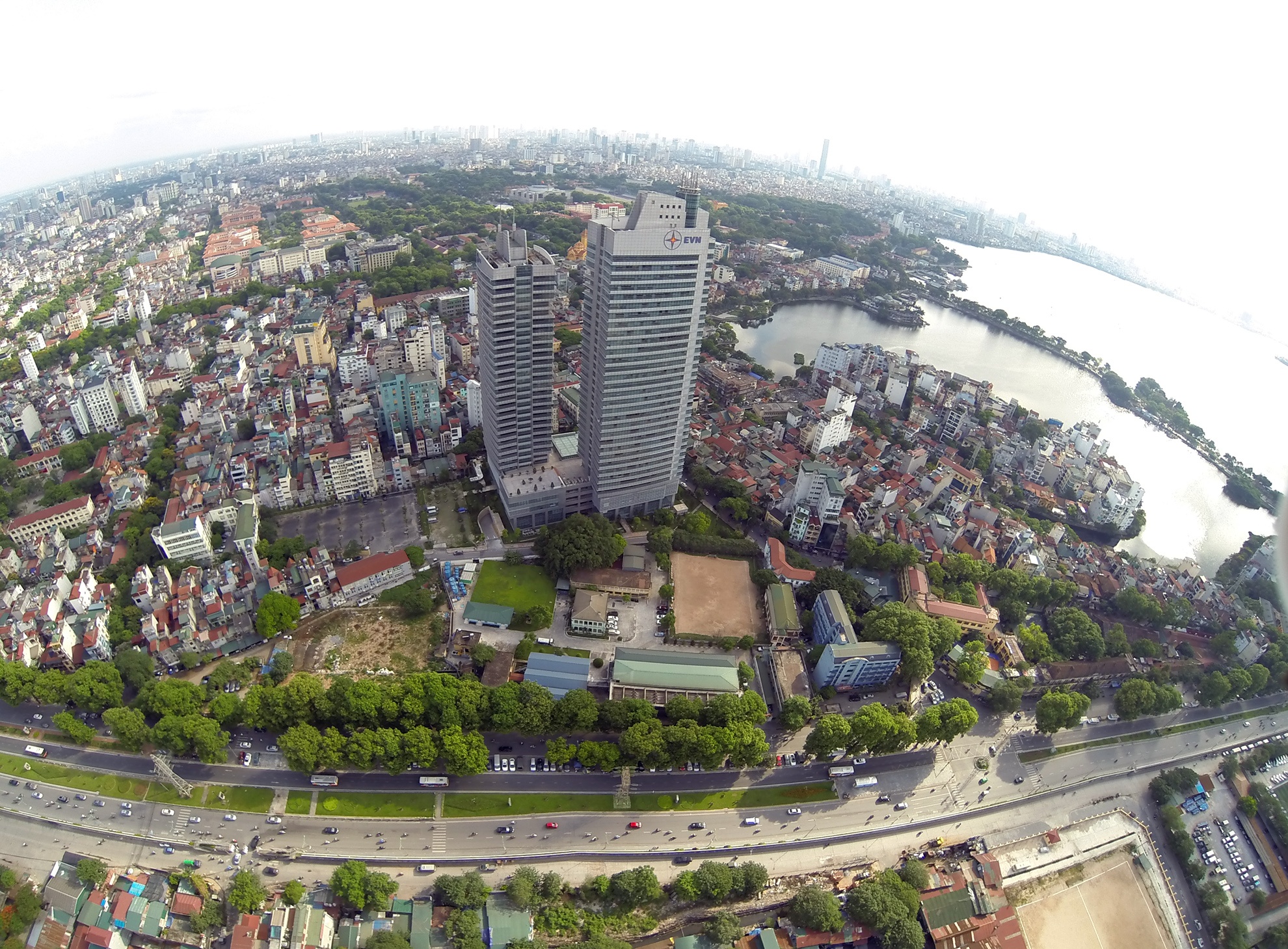 Tập đoàn điện lực Việt Nam (EVN) là tòa tháp 2 tầng, nằm giữa khu phố cổ sầm uất. 