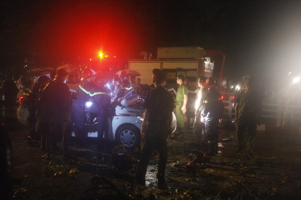 Cay do hang loat, tai xe taxi bi de chet trong mua lon hinh anh