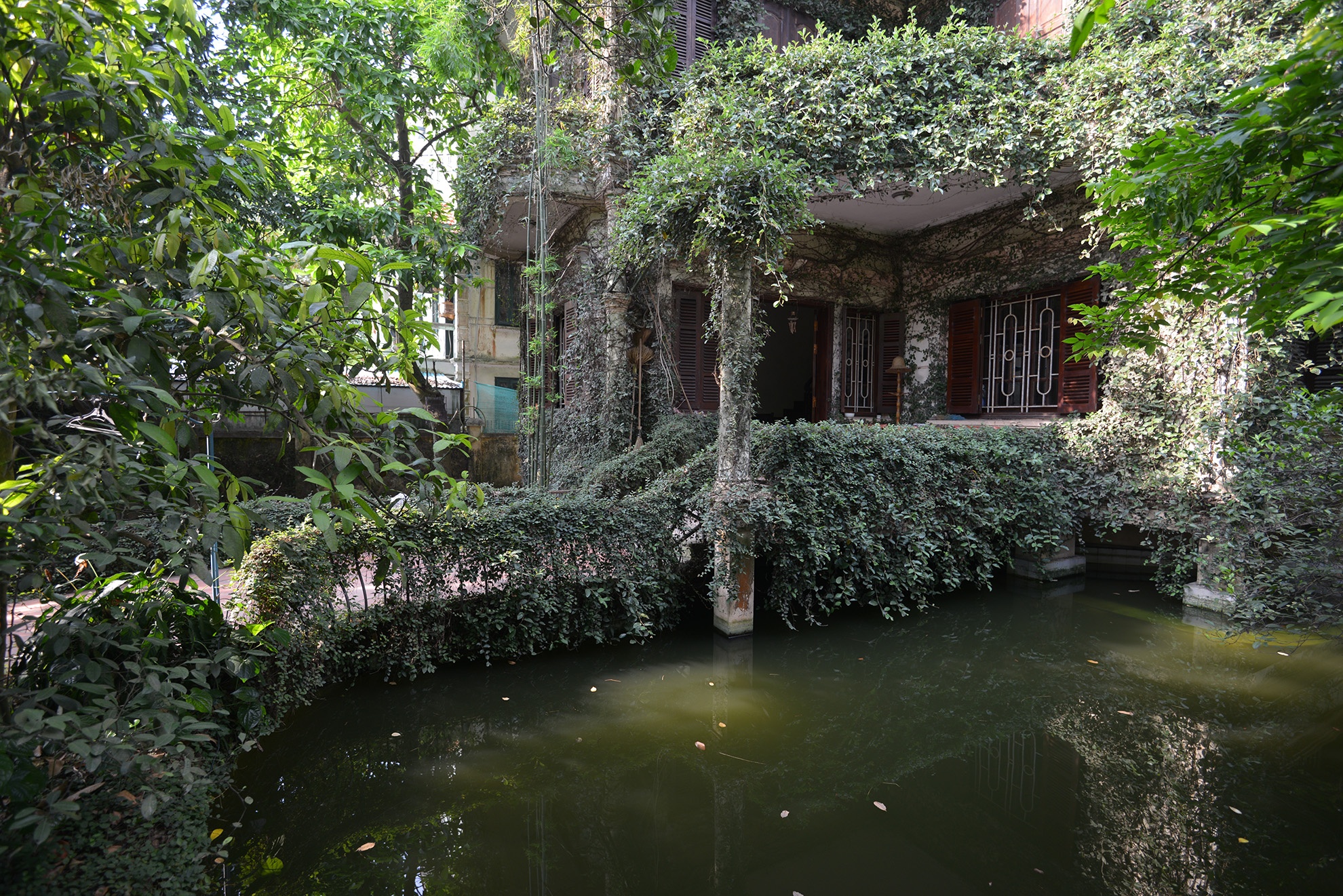 Ao nhà nằm ngay bên tay phải lối vào, tạo cảm giác thoáng đãng và yên bình. Ông Hùng tâm sự: 