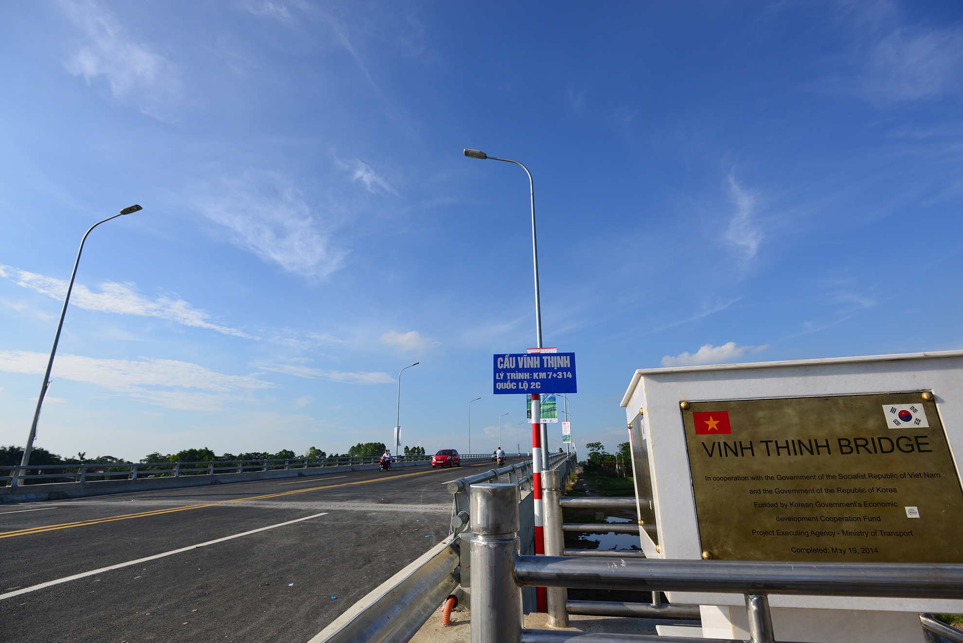 Đây là cây cầu bê tông cốt thép, bê tông cốt thép dự ứng lực vĩnh cửu vượt sông 5.487m dài nhất Việt Nam từ trước đến nay. Mặt cắt ngang cầu rộng 16,5m dành cho 4 làn xe với tốc độ thiết kế 80km/h. Dự án có tổng mức đầu tư <abbr class=