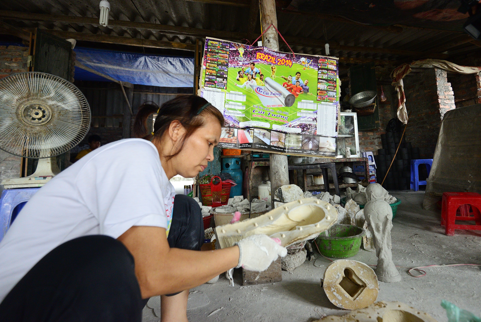 Chị Nga vợ anh Nhật đang thiết kế khung, việc thiết kế khung và lên ý tưởng để làm là khó nhất.