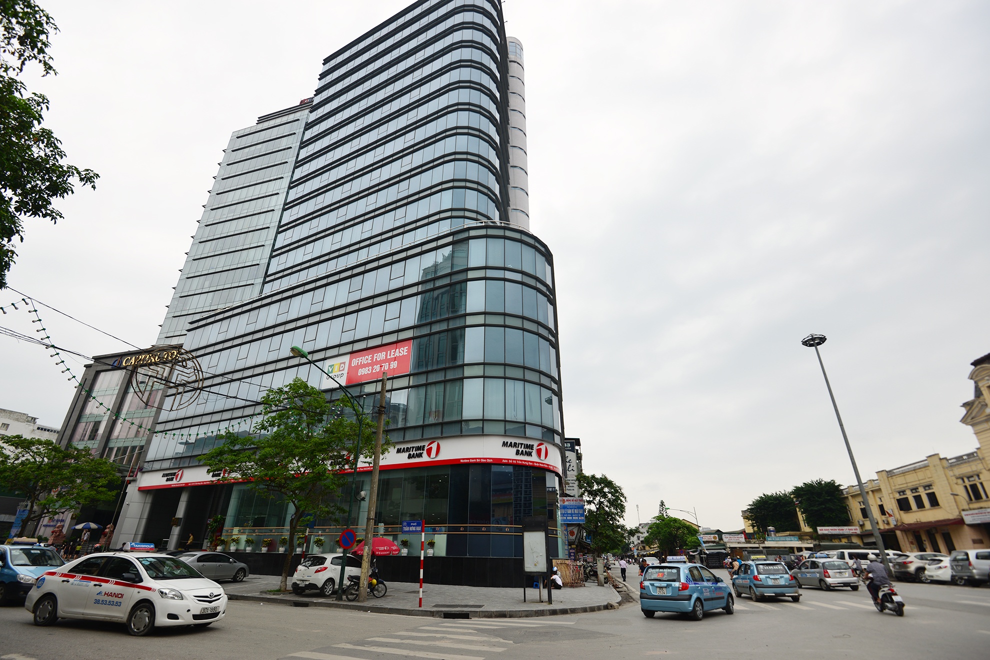 Tiếp đến là hai ngân hàng VP bank và SH bank.  Trụ sở Ngân hàng TMCP Sài Gòn - Hà Nội (SHB) nằm tại số 77 Trần Hưng Đạo, được khai trương từ tháng 9/2008.