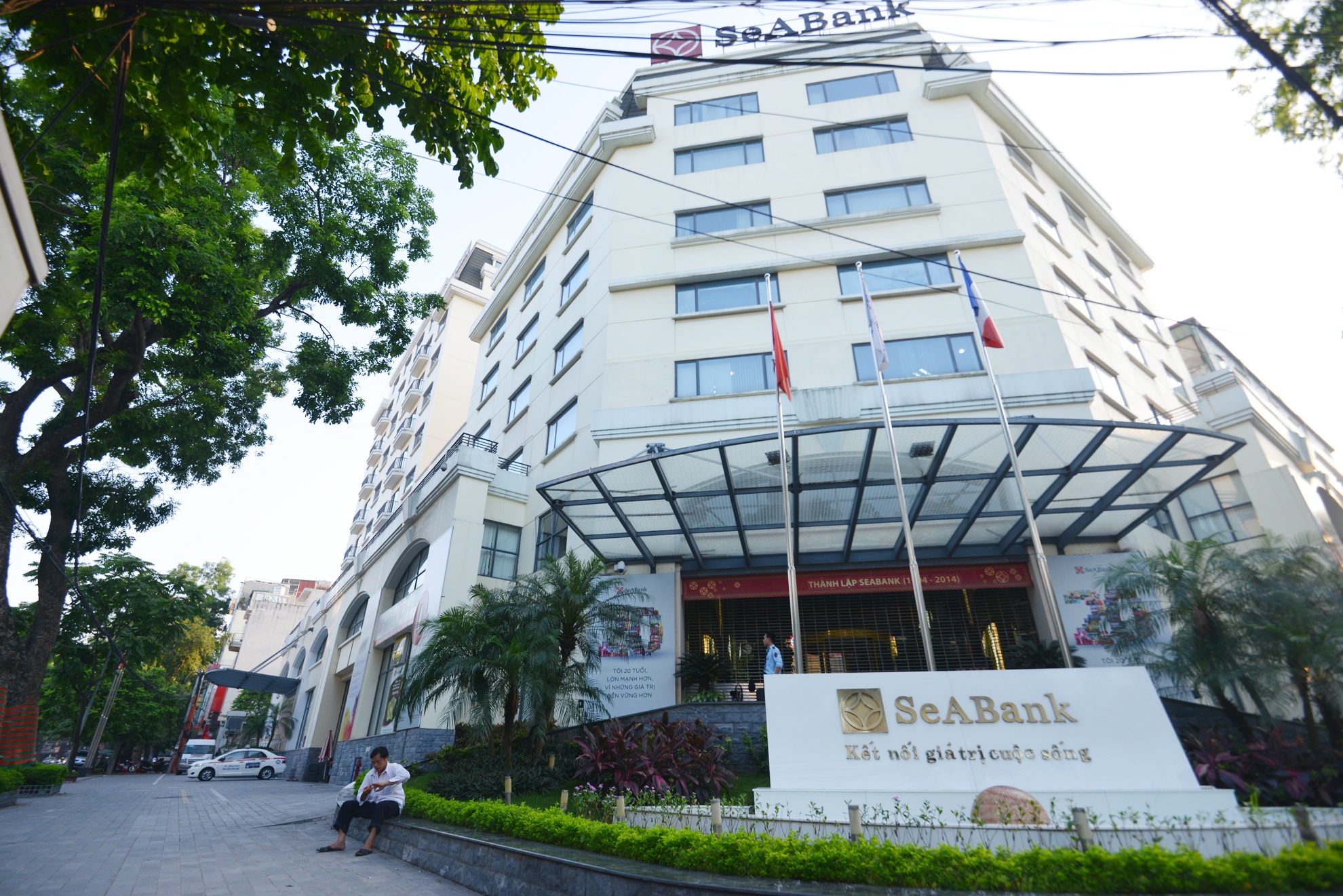 Bên cạnh đó là Chi nhánh Hà Nội của Ngân hàng TMCP Xuất nhập khẩu Việt Nam (Eximbank).