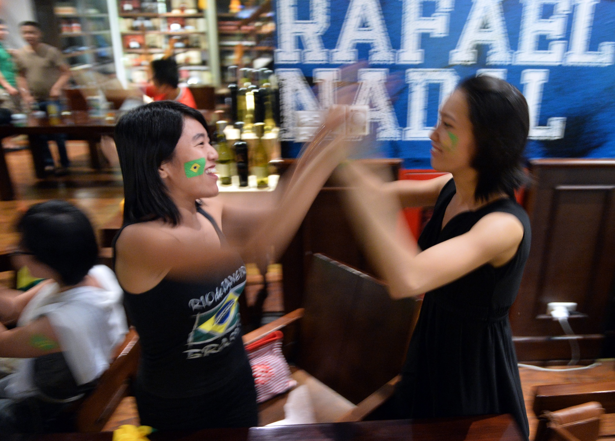 Nguoi Brazil o Ha Noi cuong nhiet voi tran mo man World Cup hinh anh