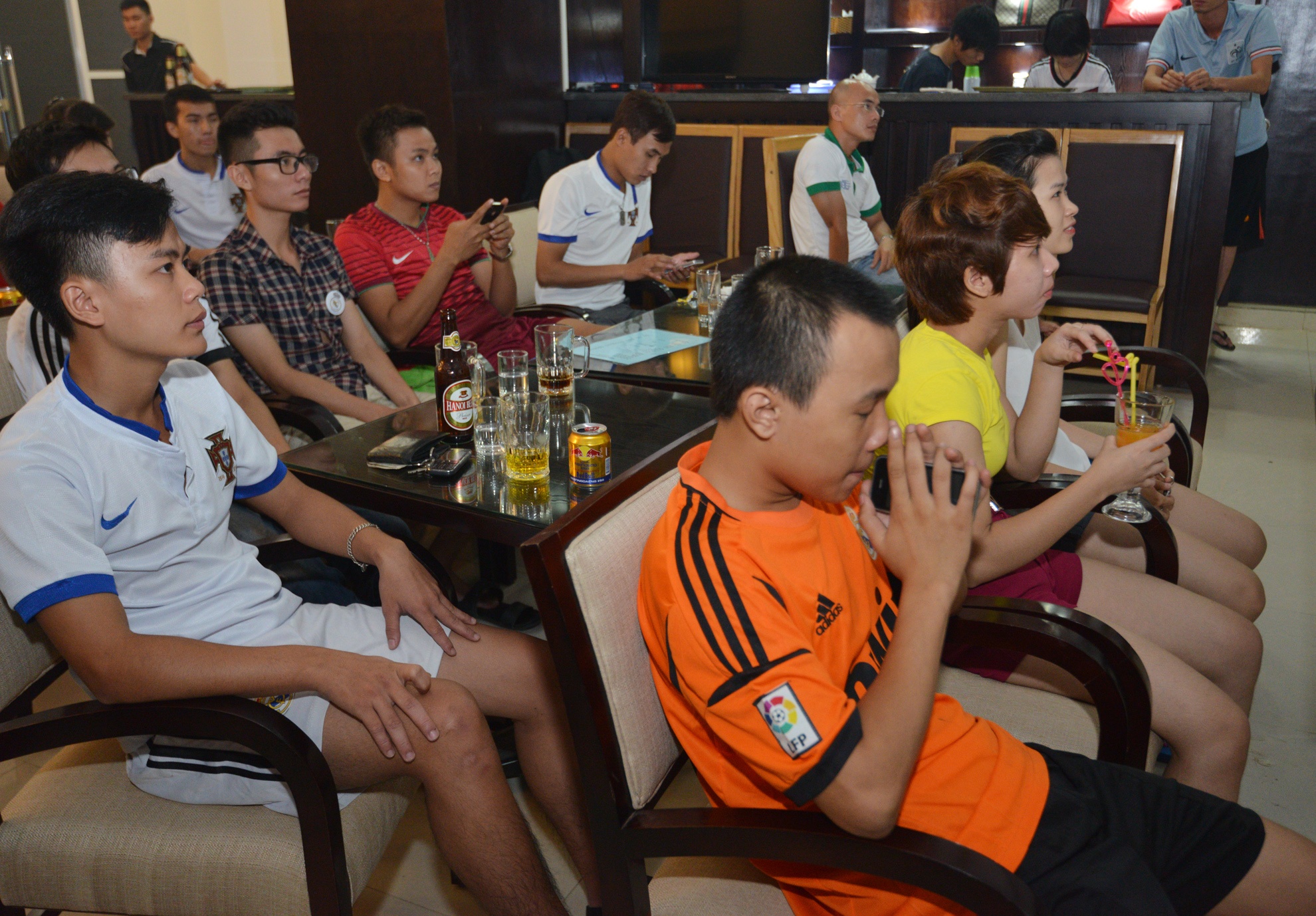 Fan Duc an mung chien thang o Ha Noi hinh anh