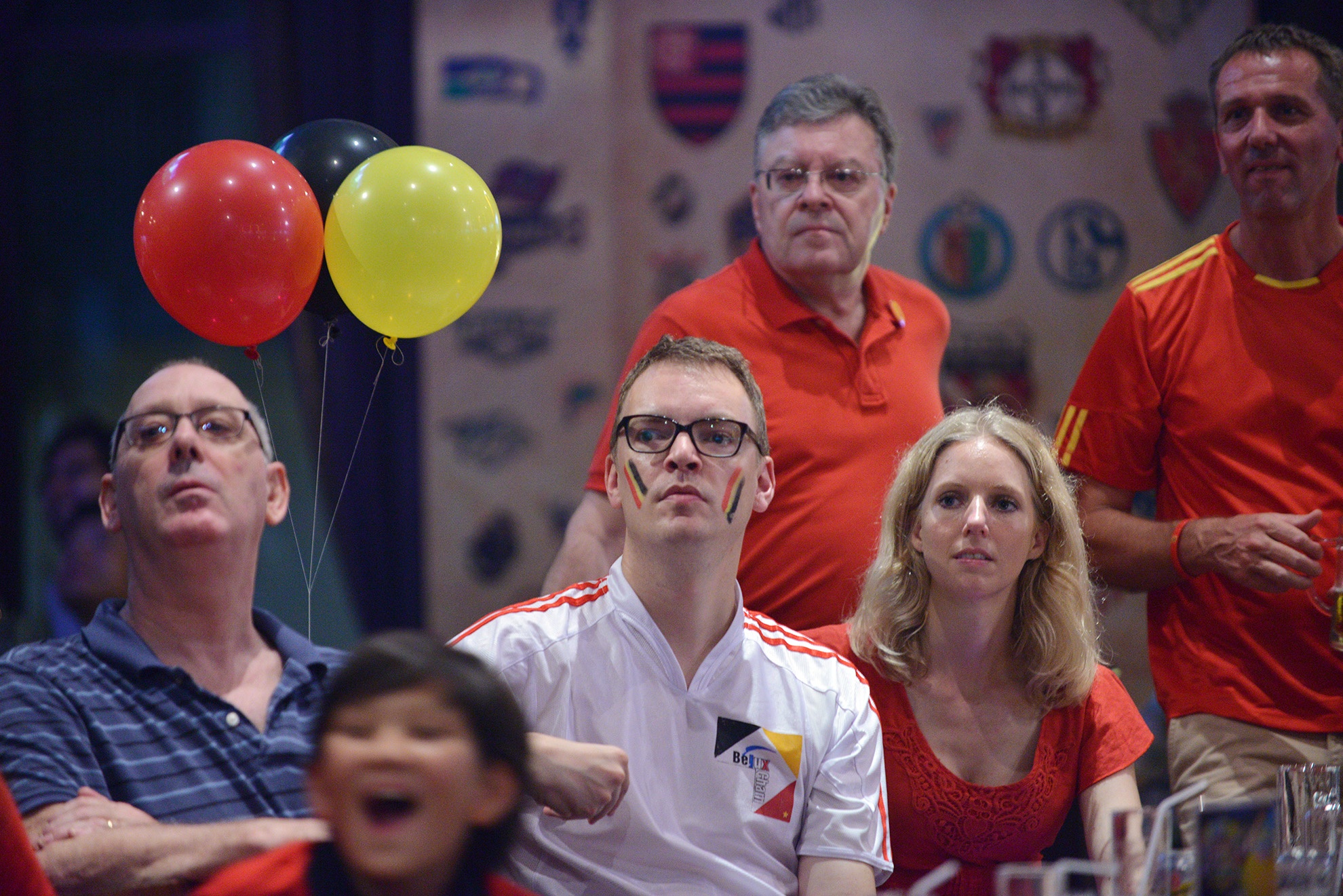 Họ hồi hộp đón xem từng pha bóng. 