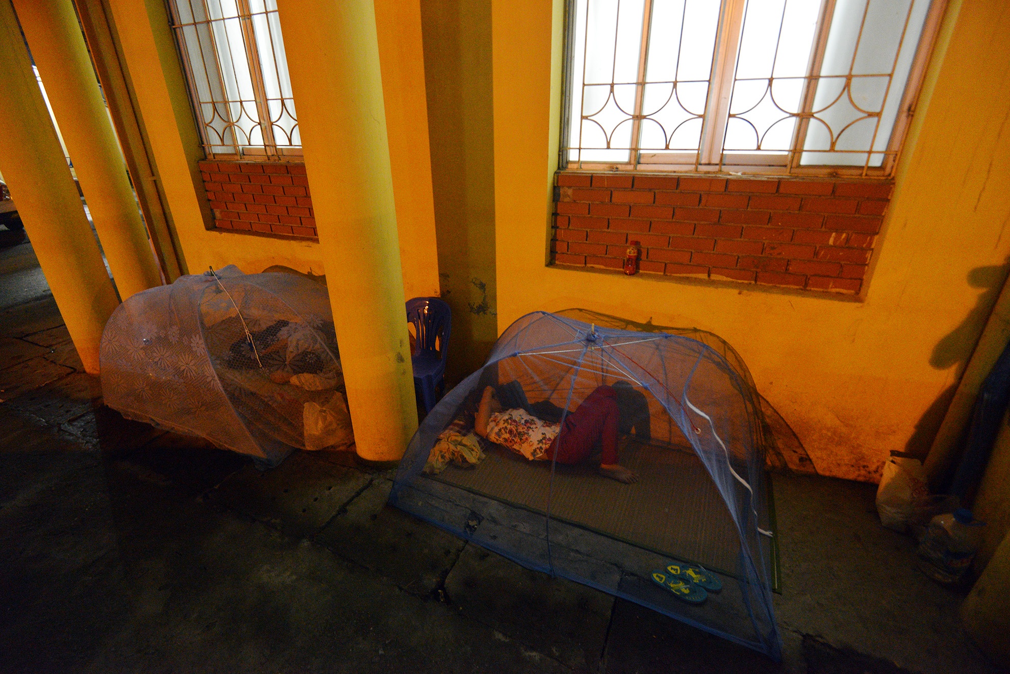 Ngu trong long chup qua dem o benh vien hinh anh