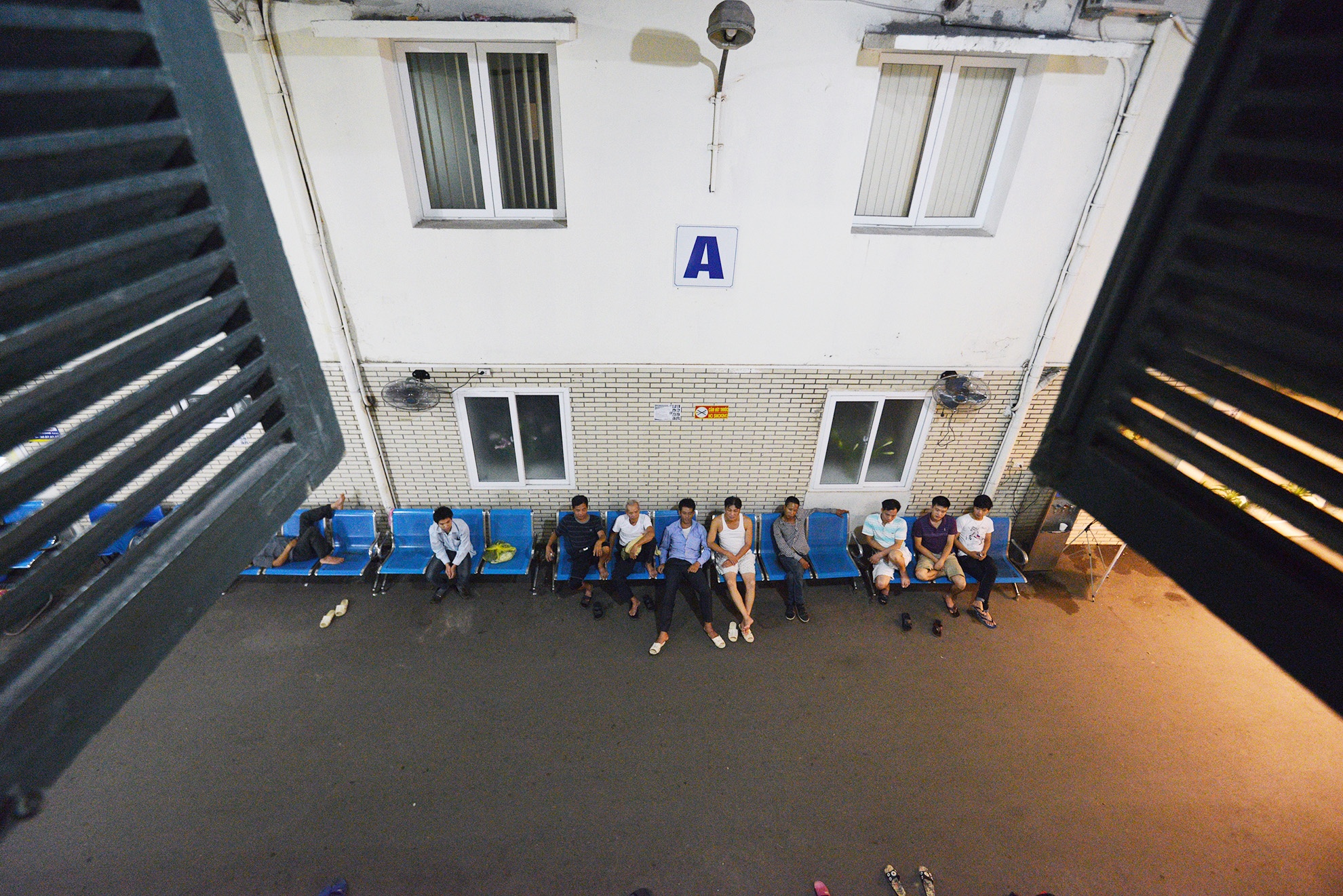  Tại bệnh viện Tim Mạch Hà Nội trên phố Trần Hưng Đạo, các trận 11h và 3h sáng luôn thu hút một số lượng người thường xuyên xem World cup. 